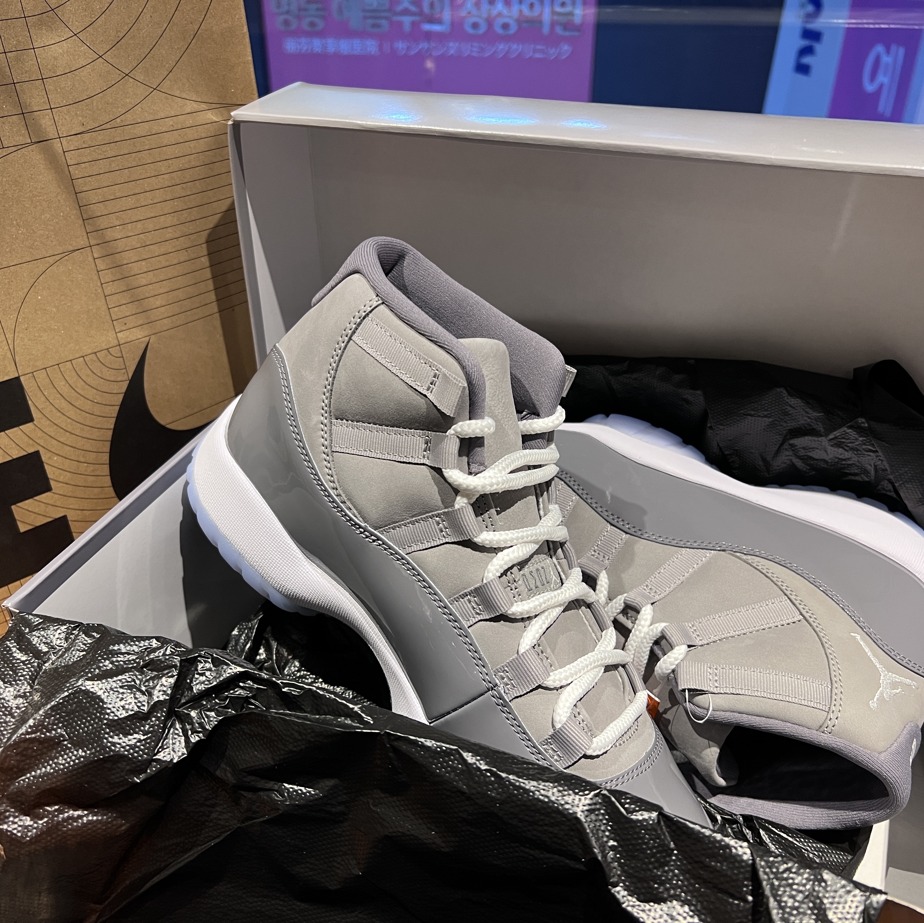 Jordan 11 Retro Cool Grey 2021, (W) Jordan 1 Mid Wolf Grey 착용 스타일 - 1