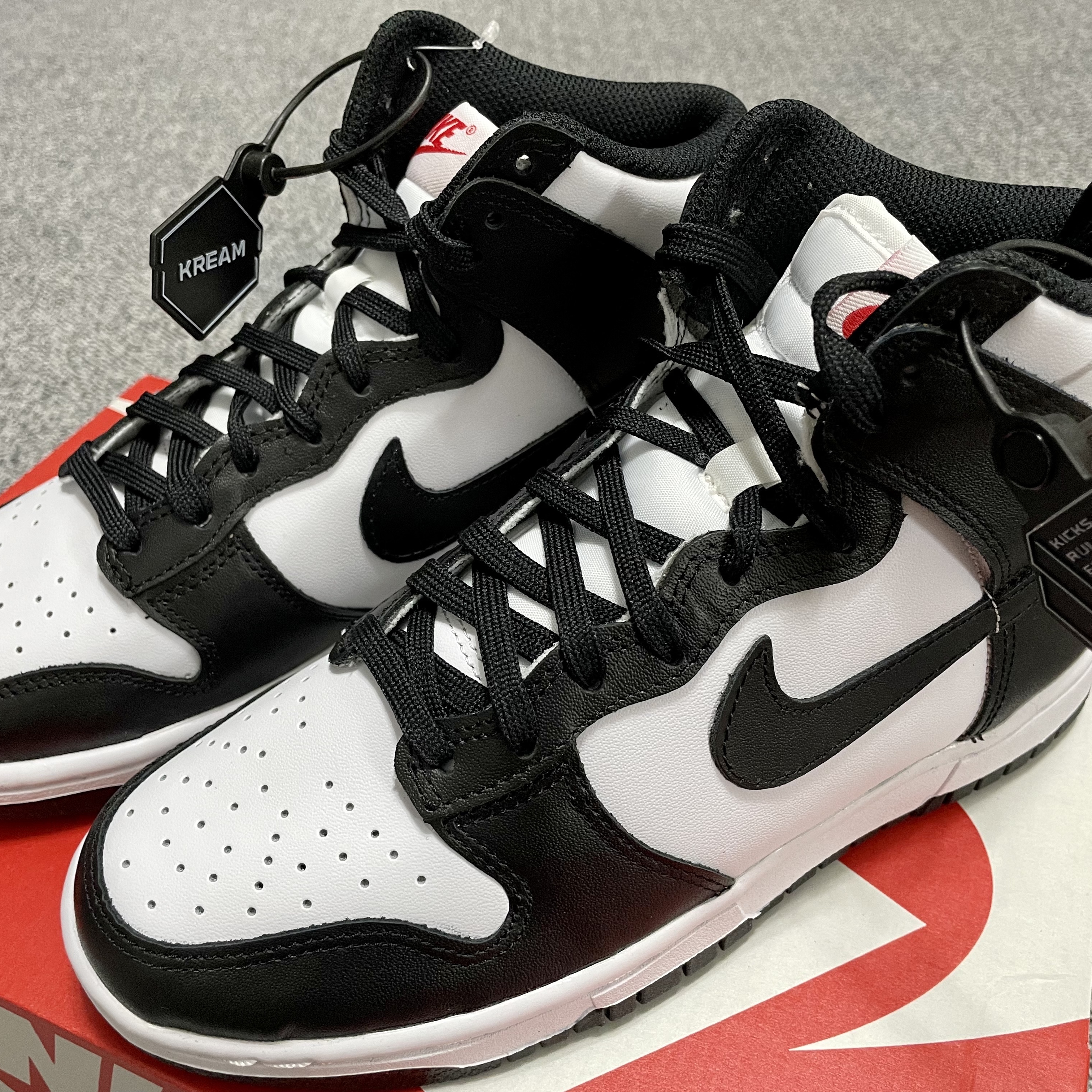 (W) Nike Dunk High Black and White 착용 스타일 - 3