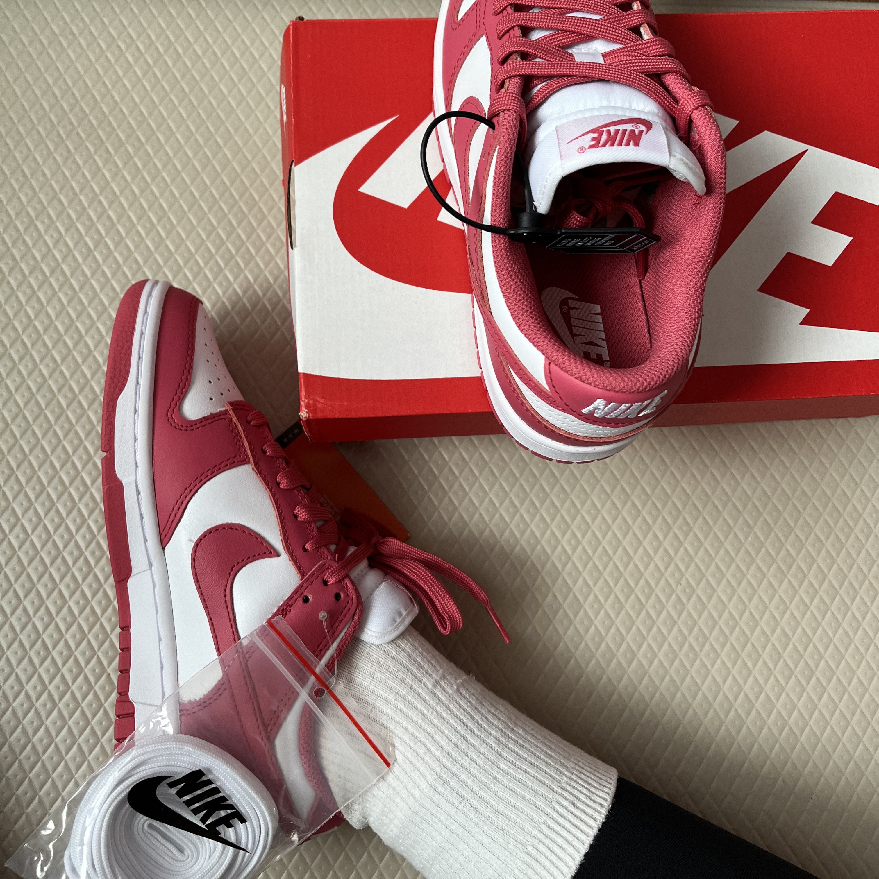 (W) Nike Dunk Low Archeo Pink 착용 스타일
