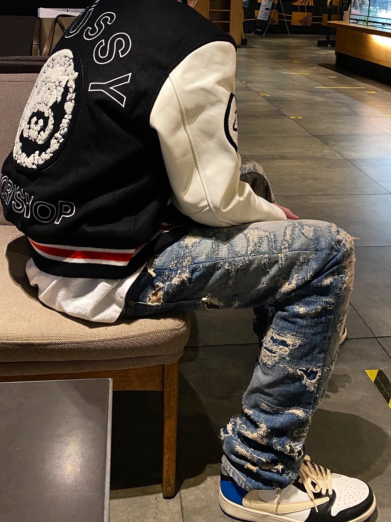 Stussy x Our Legacy x Denim Tears TTL Varsity Jacket Black, Jordan 1 x Travis Scott x Fragment Retro Low OG SP Military Blue 착용 스타일 - 2