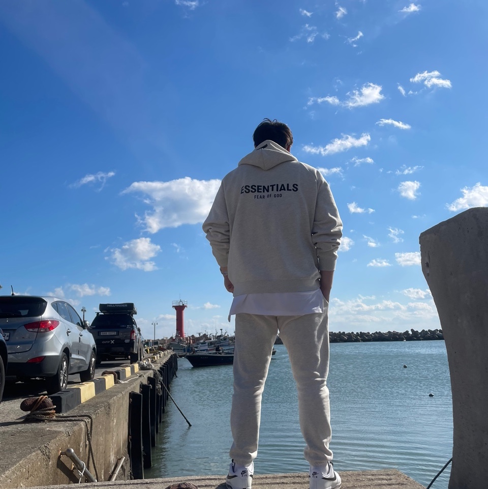 Essentials Pull-Over Hoodie Oatmeal - 21SS, Essentials Sweatpants Oatmeal - 21SS 착용 스타일