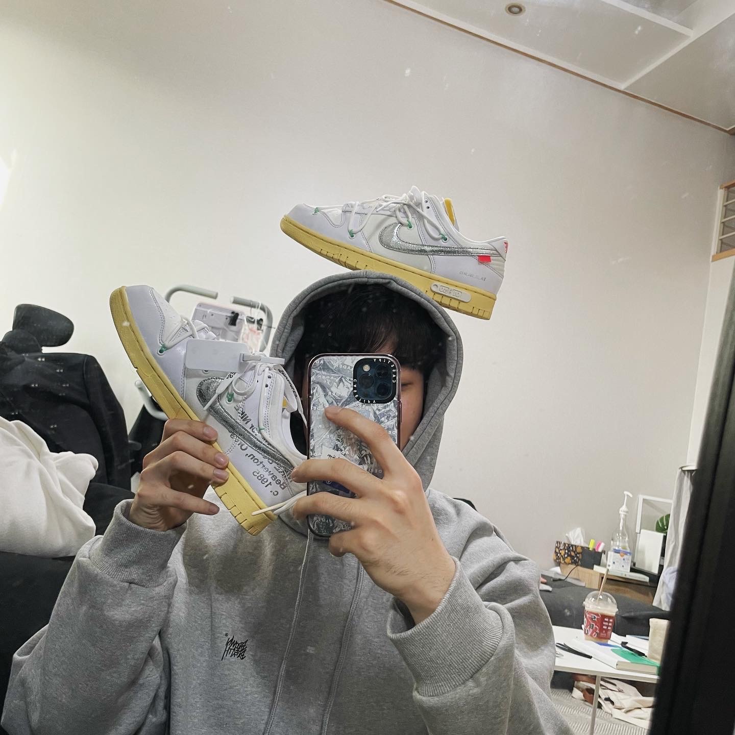 Nike x Off-White Dunk Low The 50 - Lot 1, Casetify x Ader Error Plastic Impact iPhone Case 착용 스타일 - 1