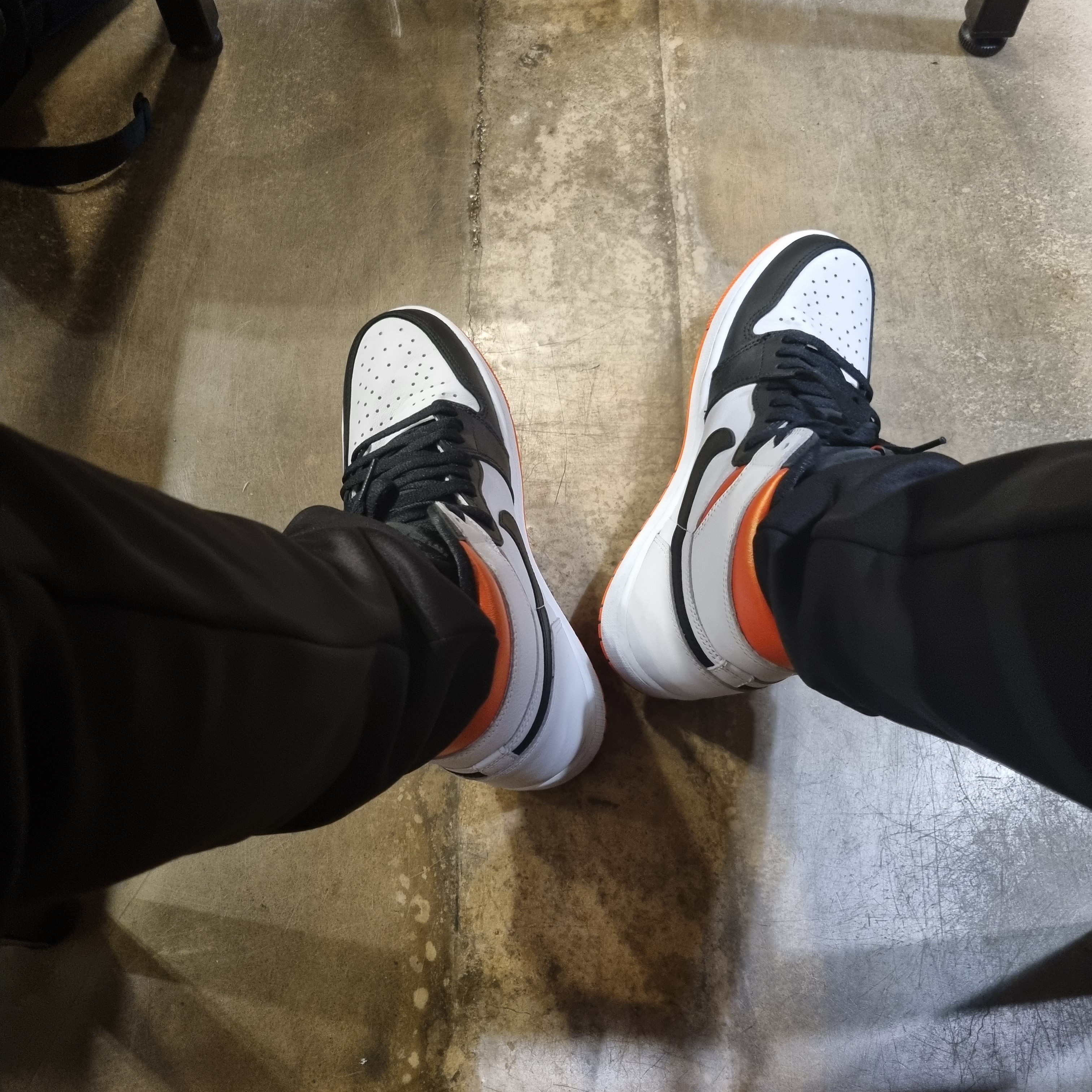 Jordan 1 Retro High OG Electro Orange 착용 스타일