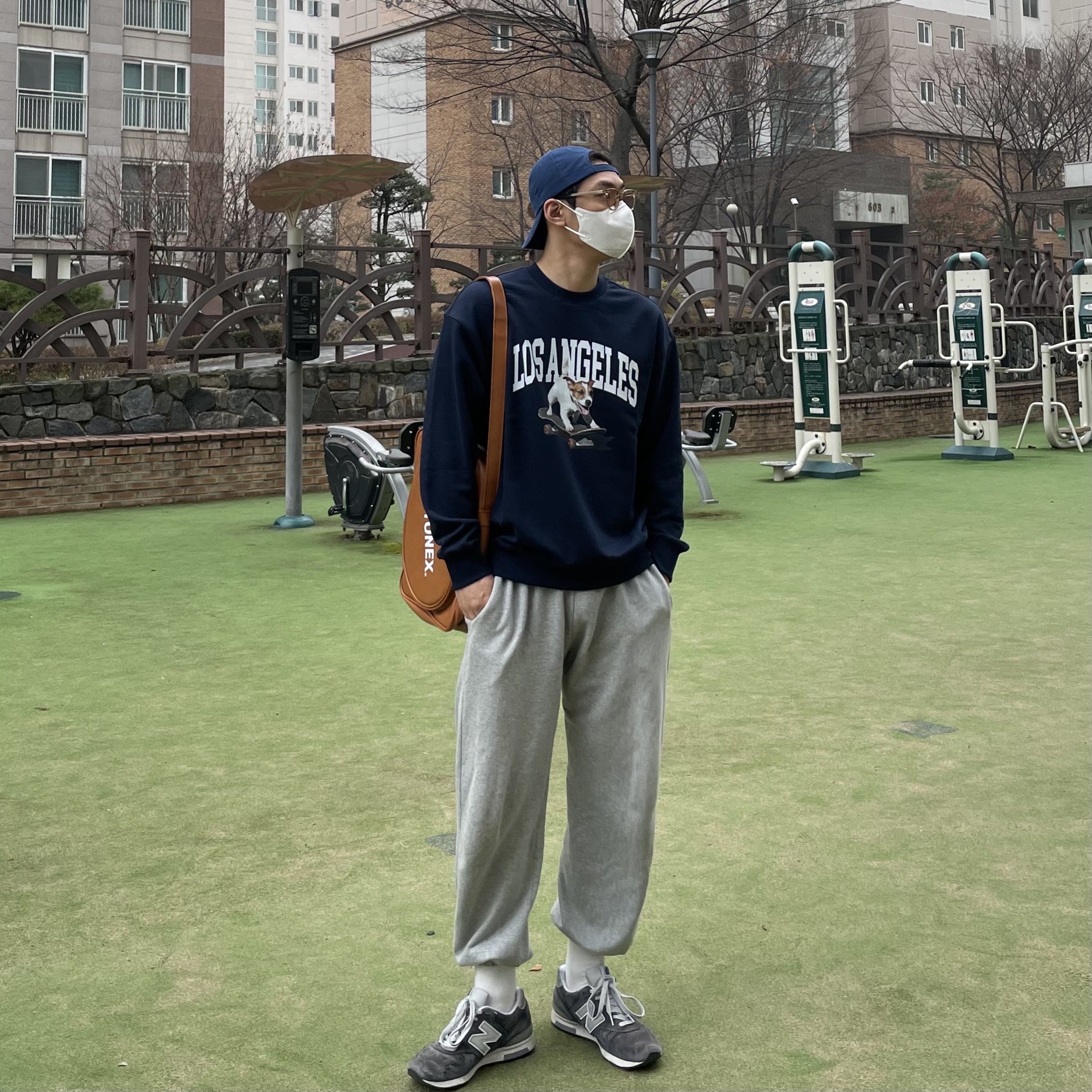 IAB Studio x Yonex Racquet Bag Caramel, New Balance 1400 Made in USA Navy 착용 스타일 - 1