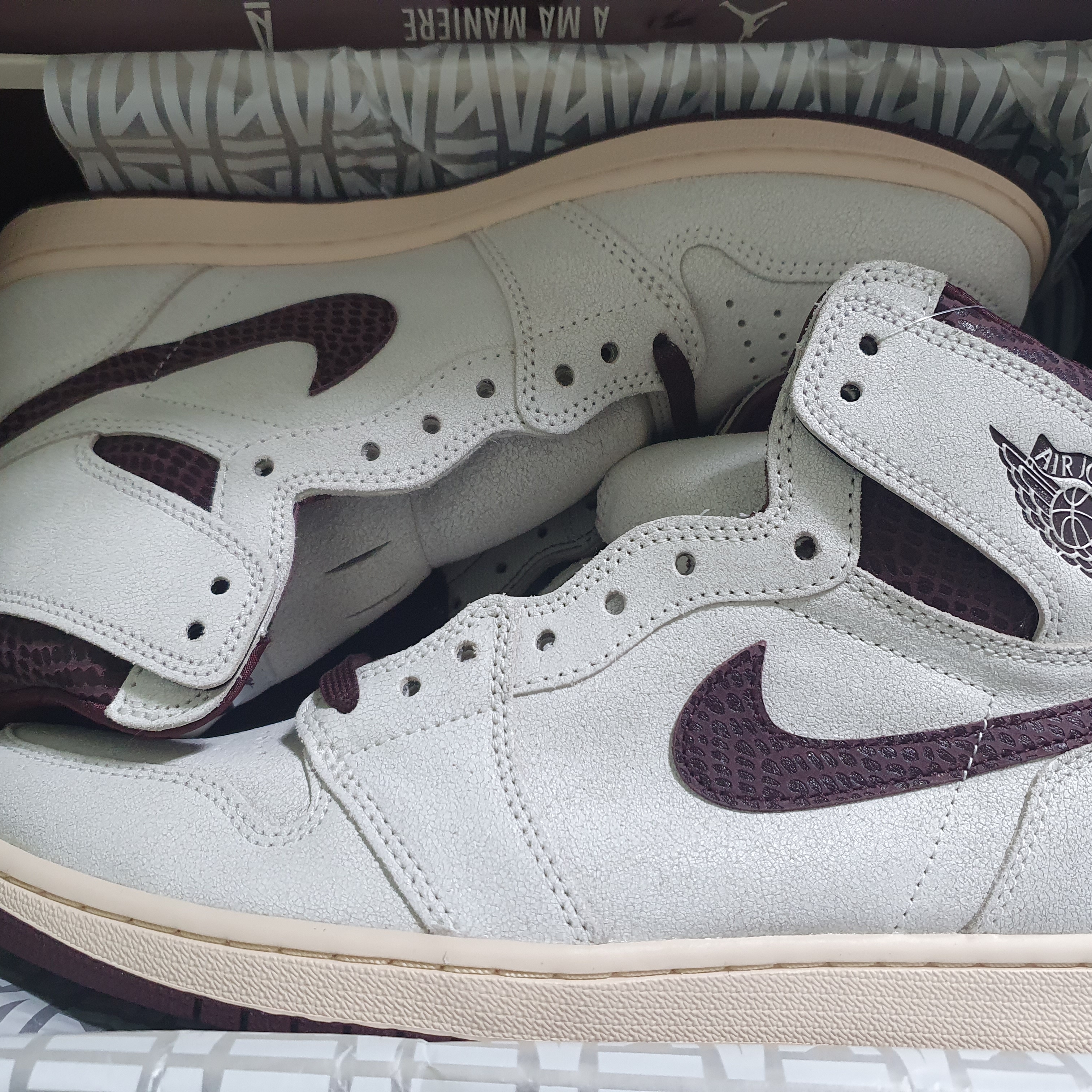 Jordan 1 x A Ma Maniere Retro High OG SP Sail and Burgundy 착용 스타일 - 1