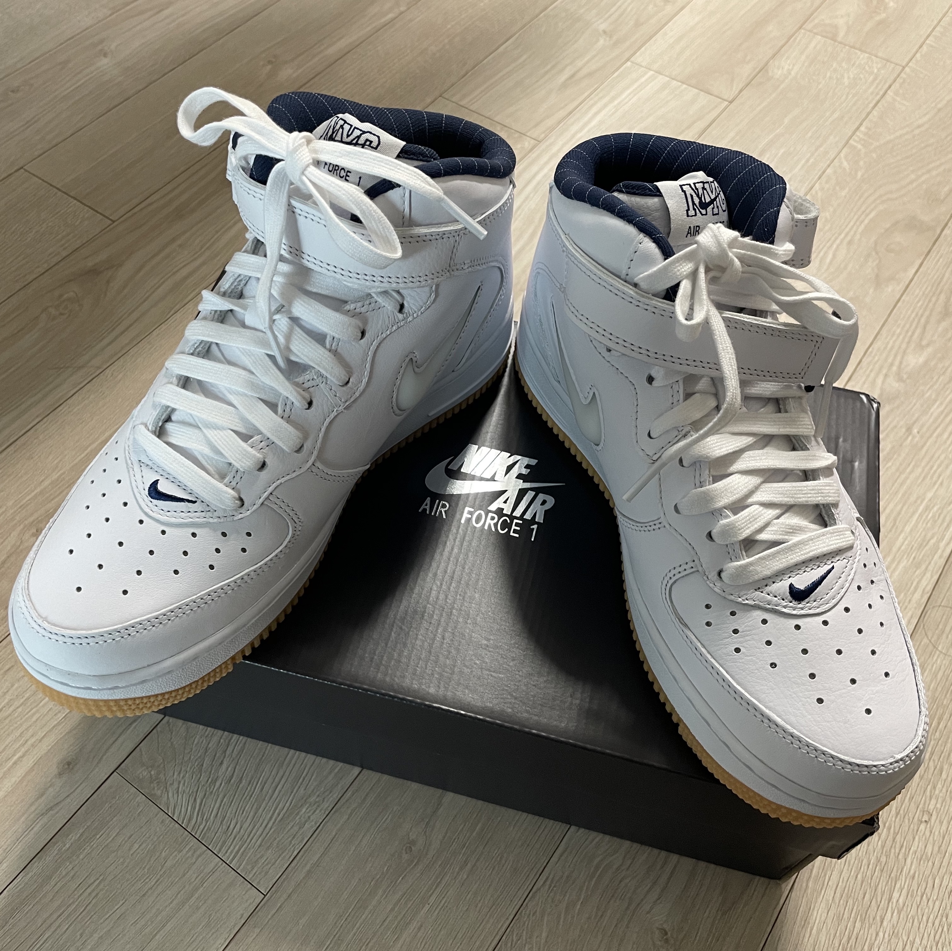 Nike Air Force 1 Mid QS NYC White Midnight Navy 착용 스타일