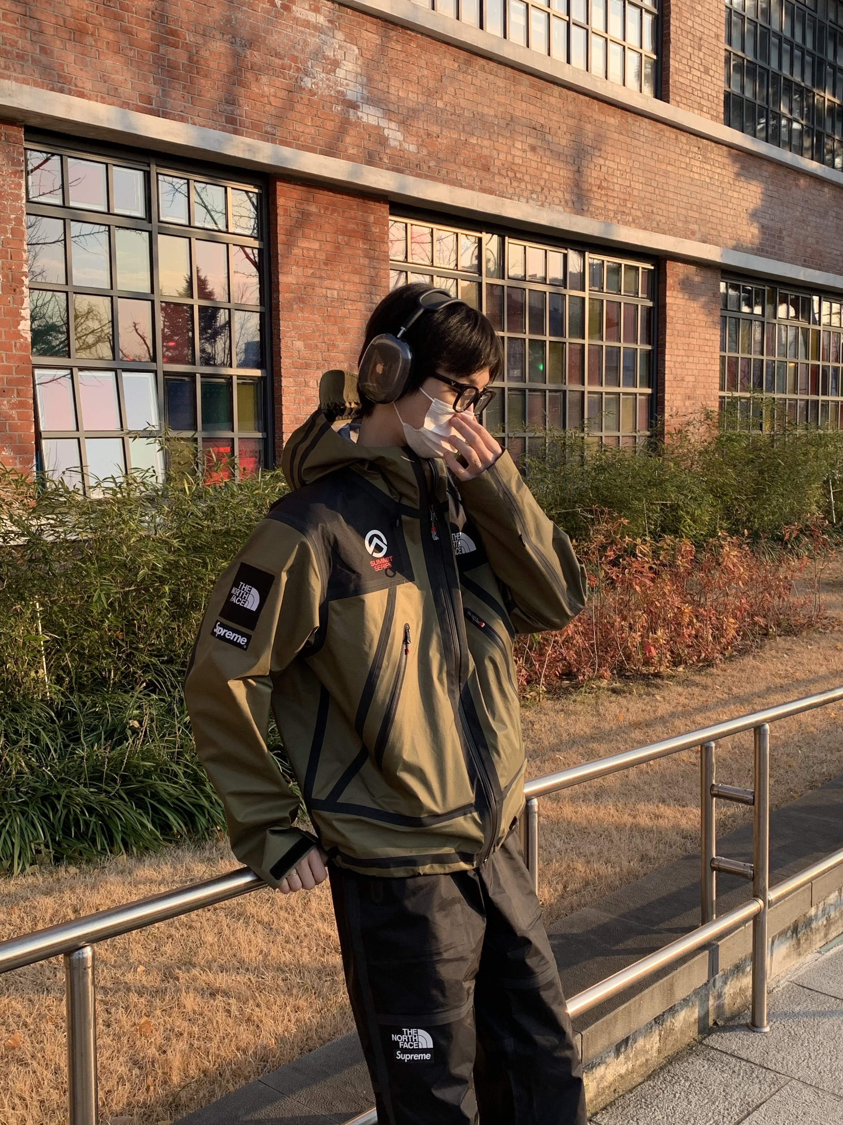 Supreme x The North Face Summit Series Outer Tape Seam Jacket Olive - 21SS, Supreme x The North Face Summit Series Outer Tape Seam Mountain Pants Black - 21SS 착용 스타일