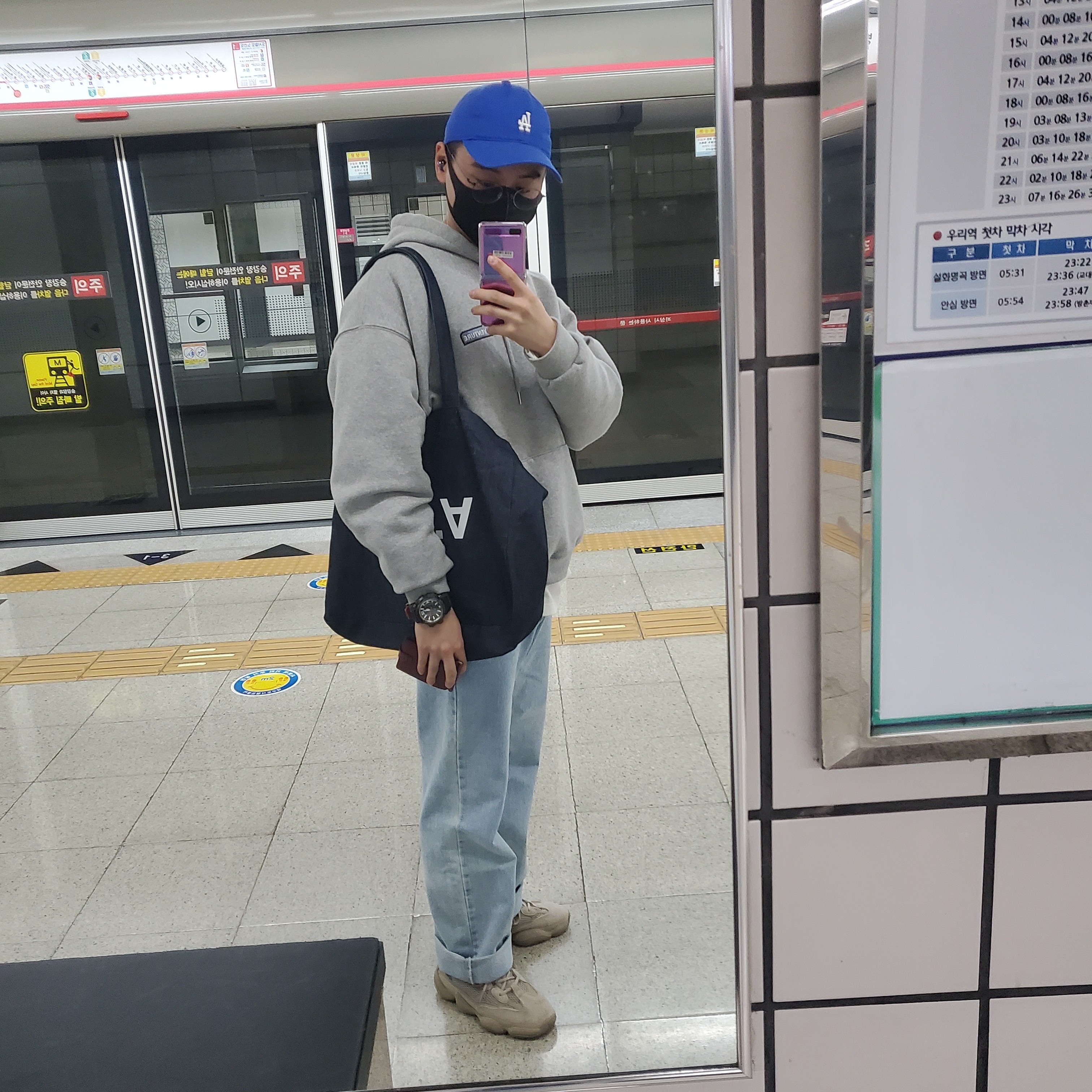 Adidas Yeezy 500 Taupe Light 착용 스타일