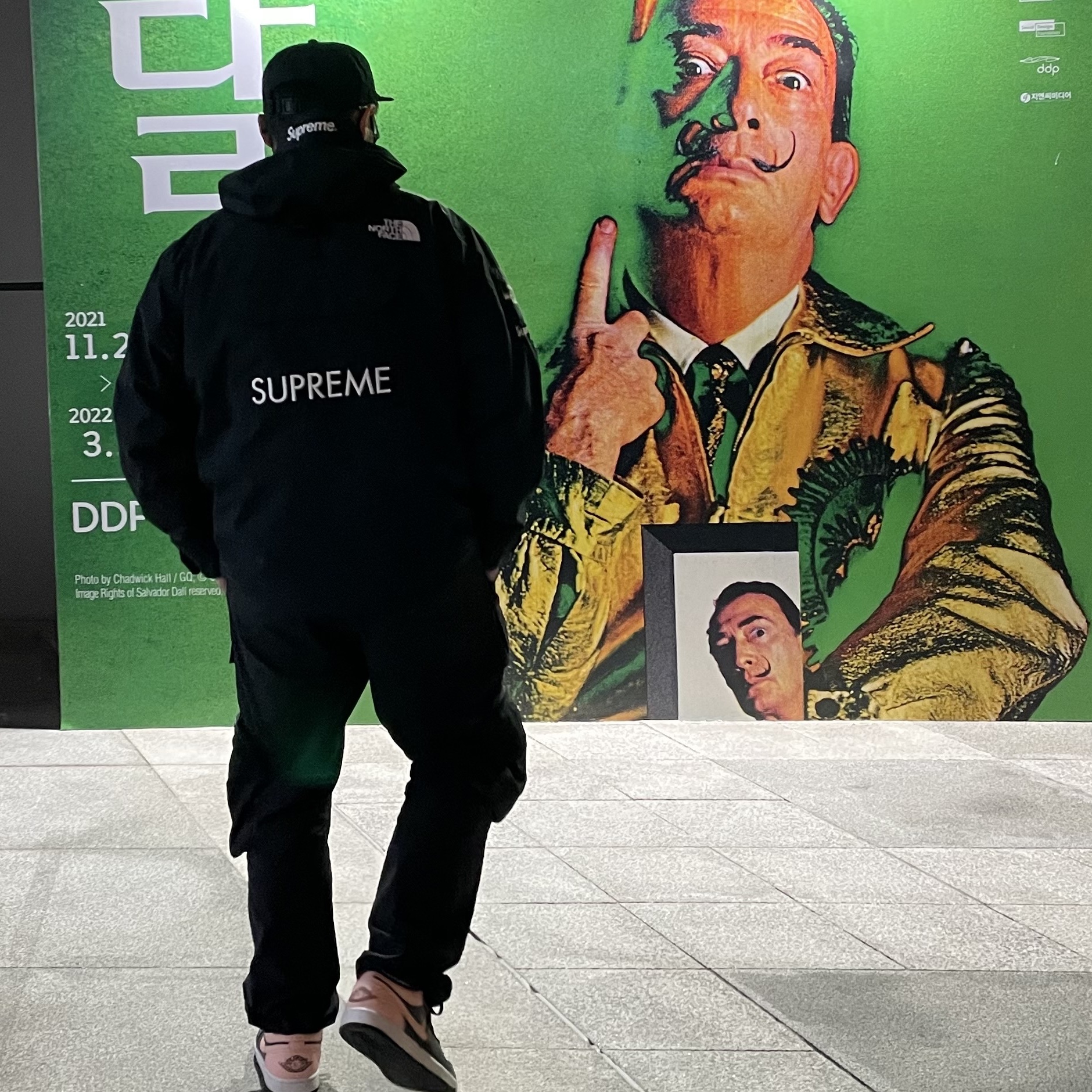 Supreme x The North Face Cargo Jacket Black - 20SS, Jordan 1 Low Crimson Tint 착용 스타일
