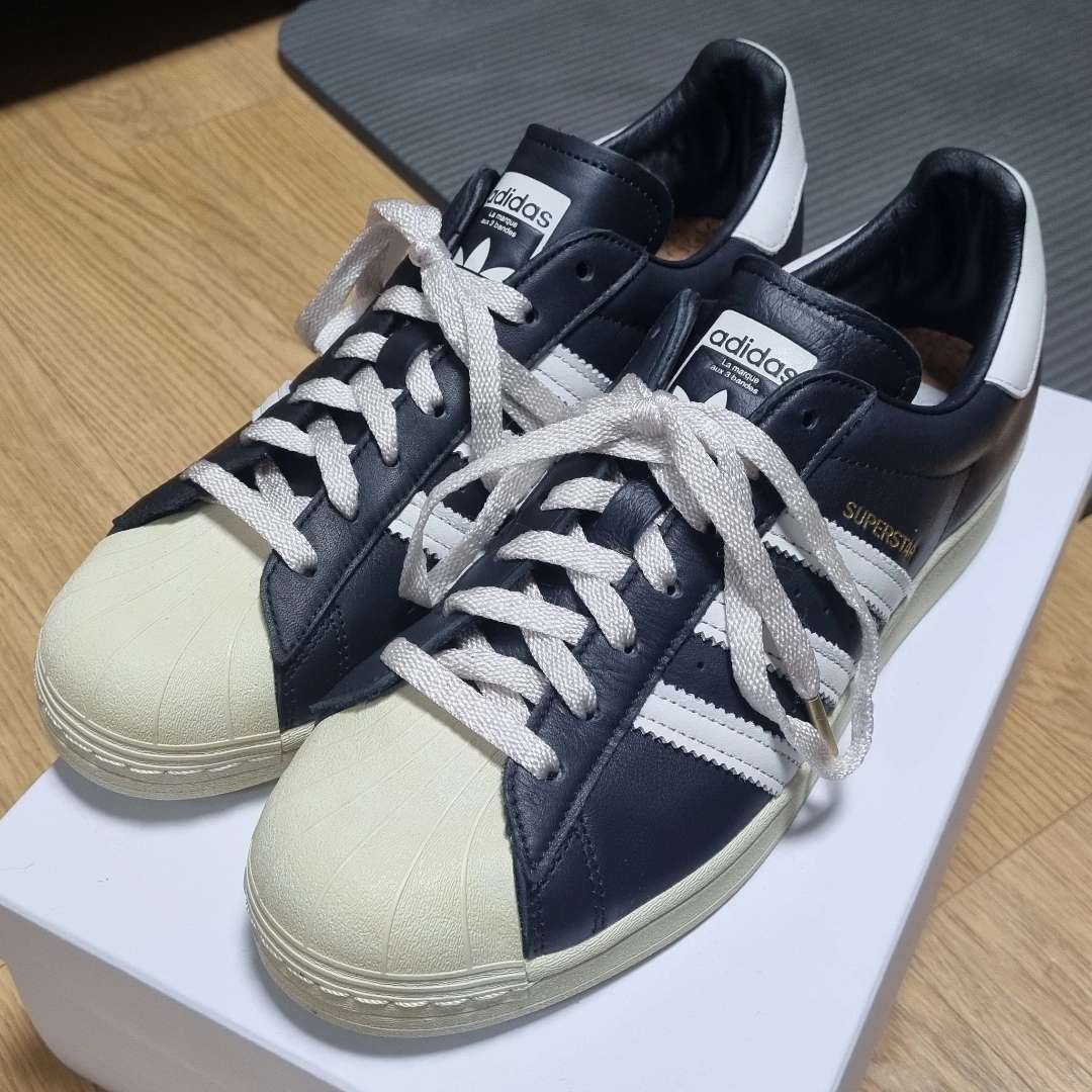 Adidas Superstar Premium Black White 착용 스타일 - 2