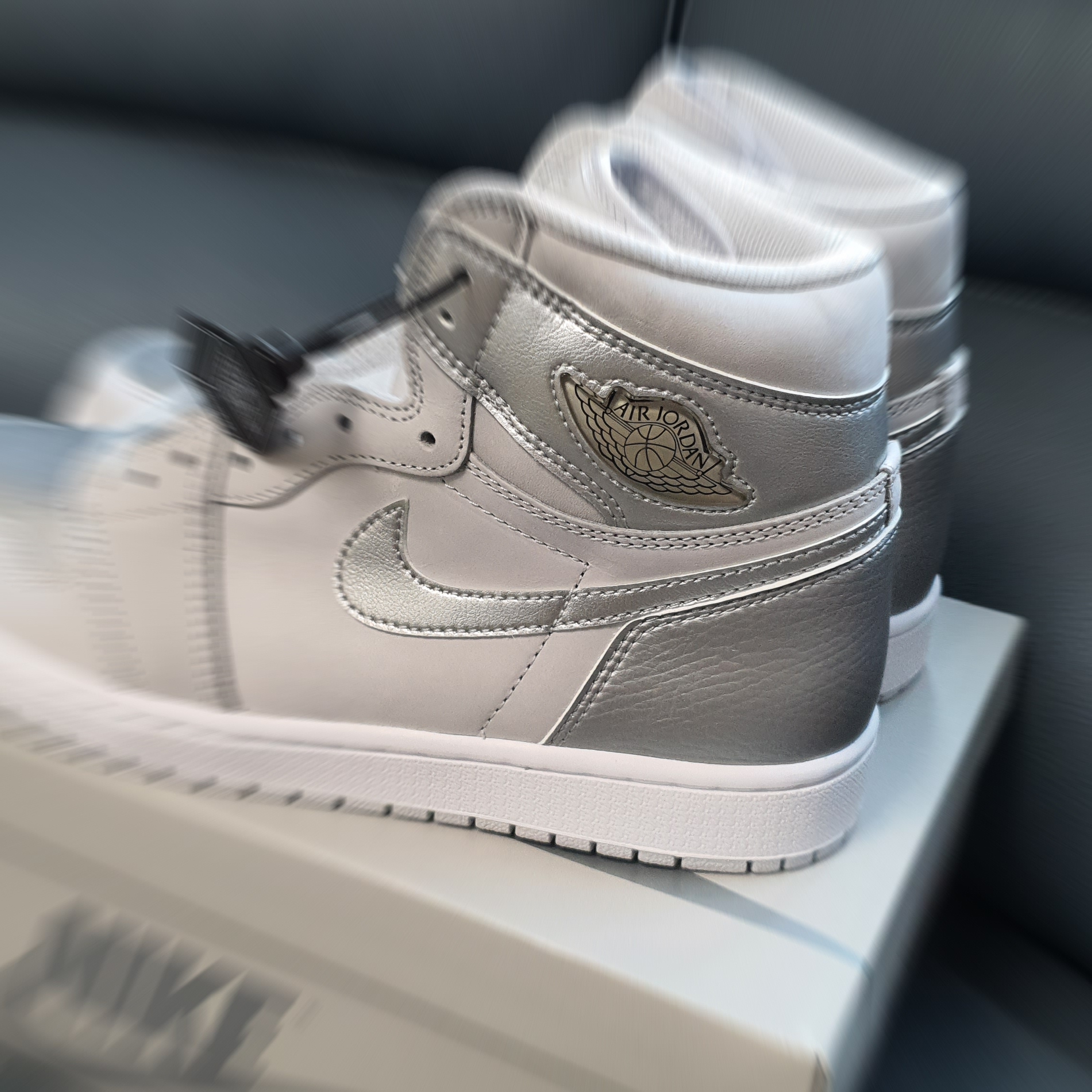 Jordan 1 Retro High OG CO.JP Neutral Grey 착용 스타일 - 2