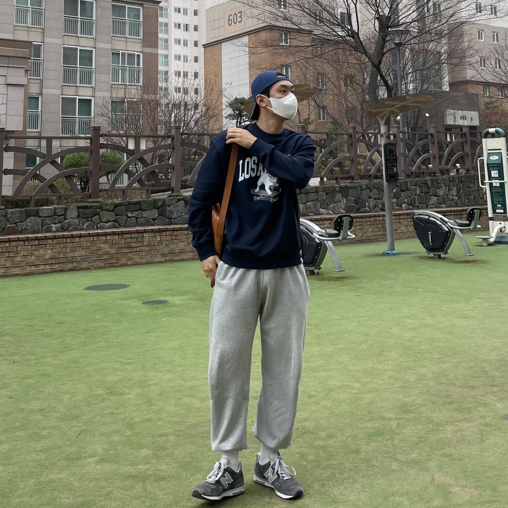 IAB Studio x Yonex Racquet Bag Caramel, New Balance 1400 Made in USA Navy 착용 스타일 - 4