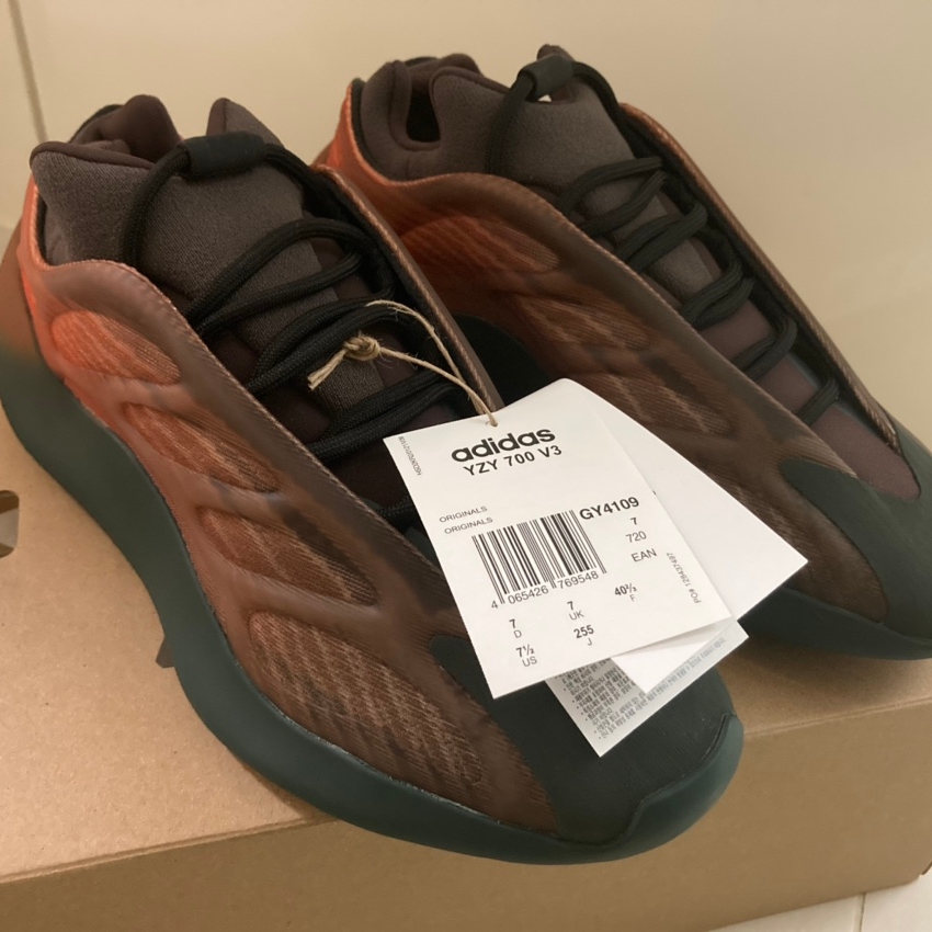 Adidas Yeezy 700 V3 Copper Fade 착용 스타일 - 1