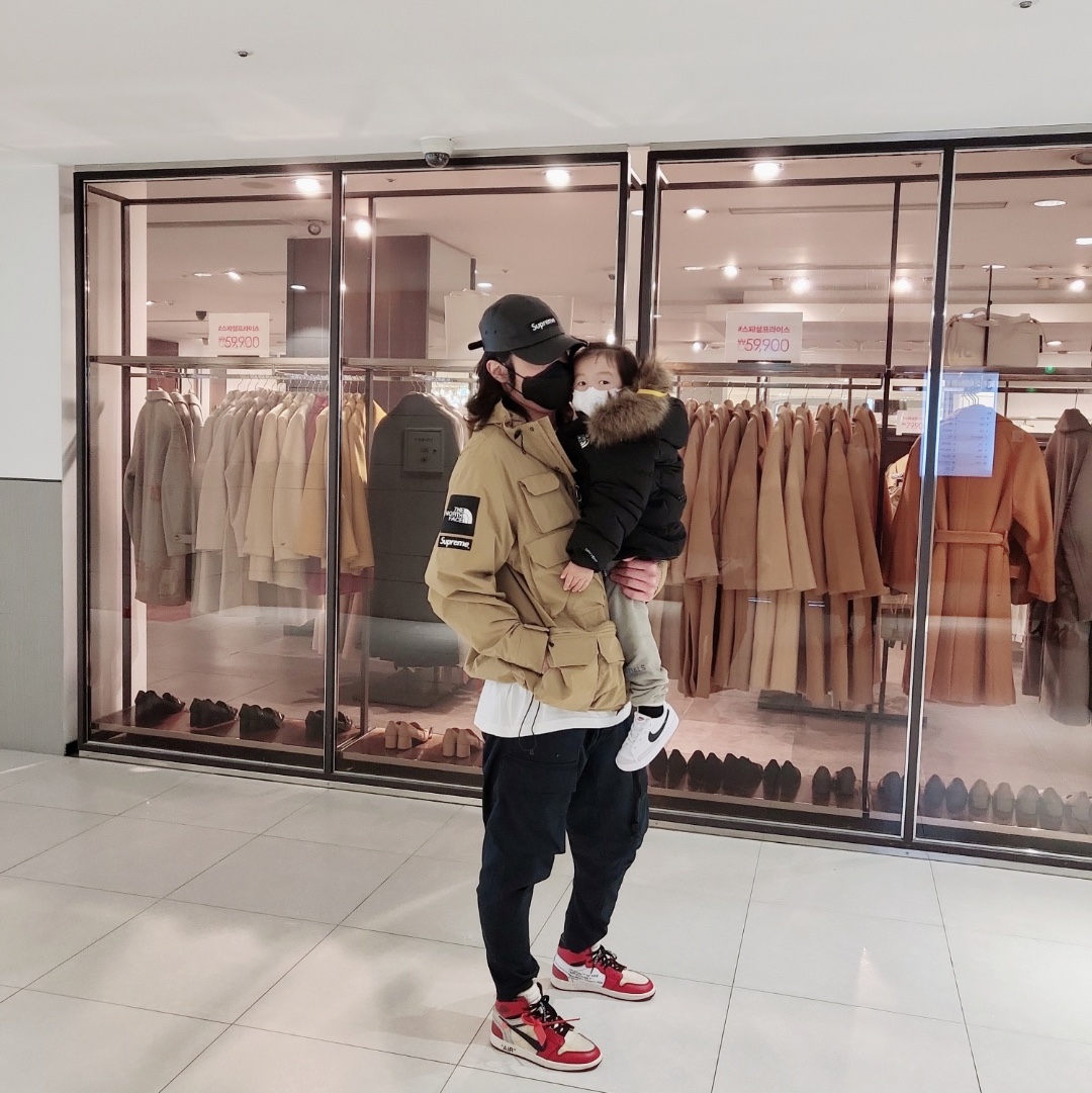 Jordan 1 x Off-White Retro High Chicago The Ten, Supreme x The North Face Cargo Jacket Gold - 20SS 착용 스타일