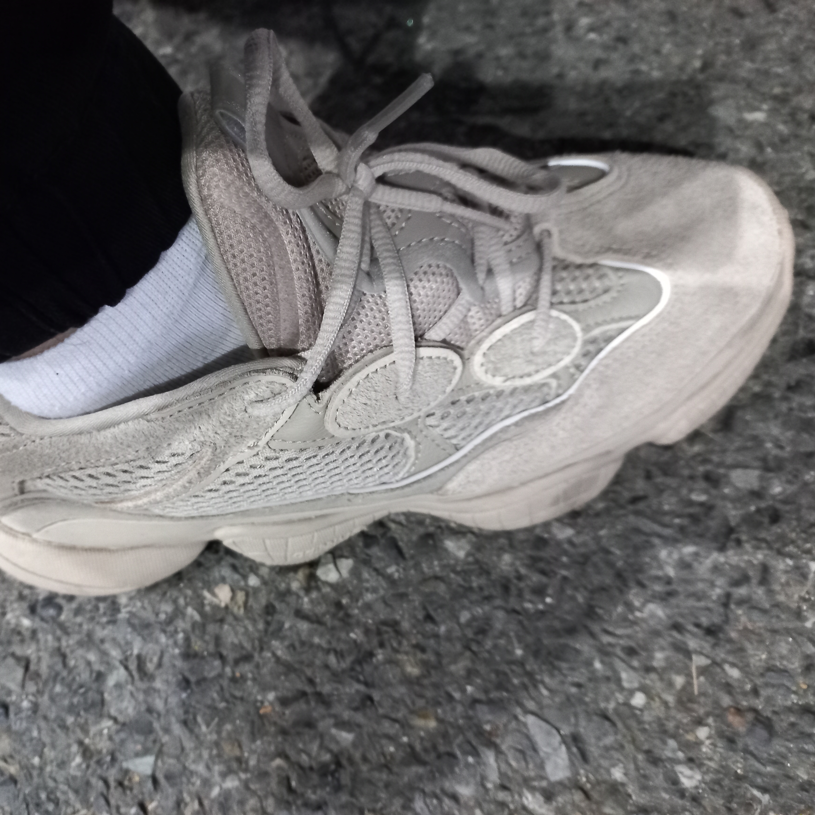 Adidas Yeezy 500 Taupe Light 착용 스타일 - 2