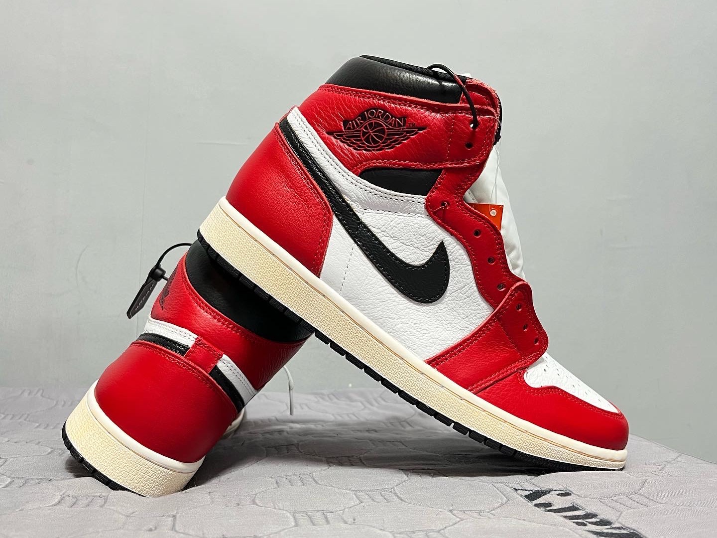 Jordan 1 Retro High OG Light Fusion Red 착용 스타일 - 2