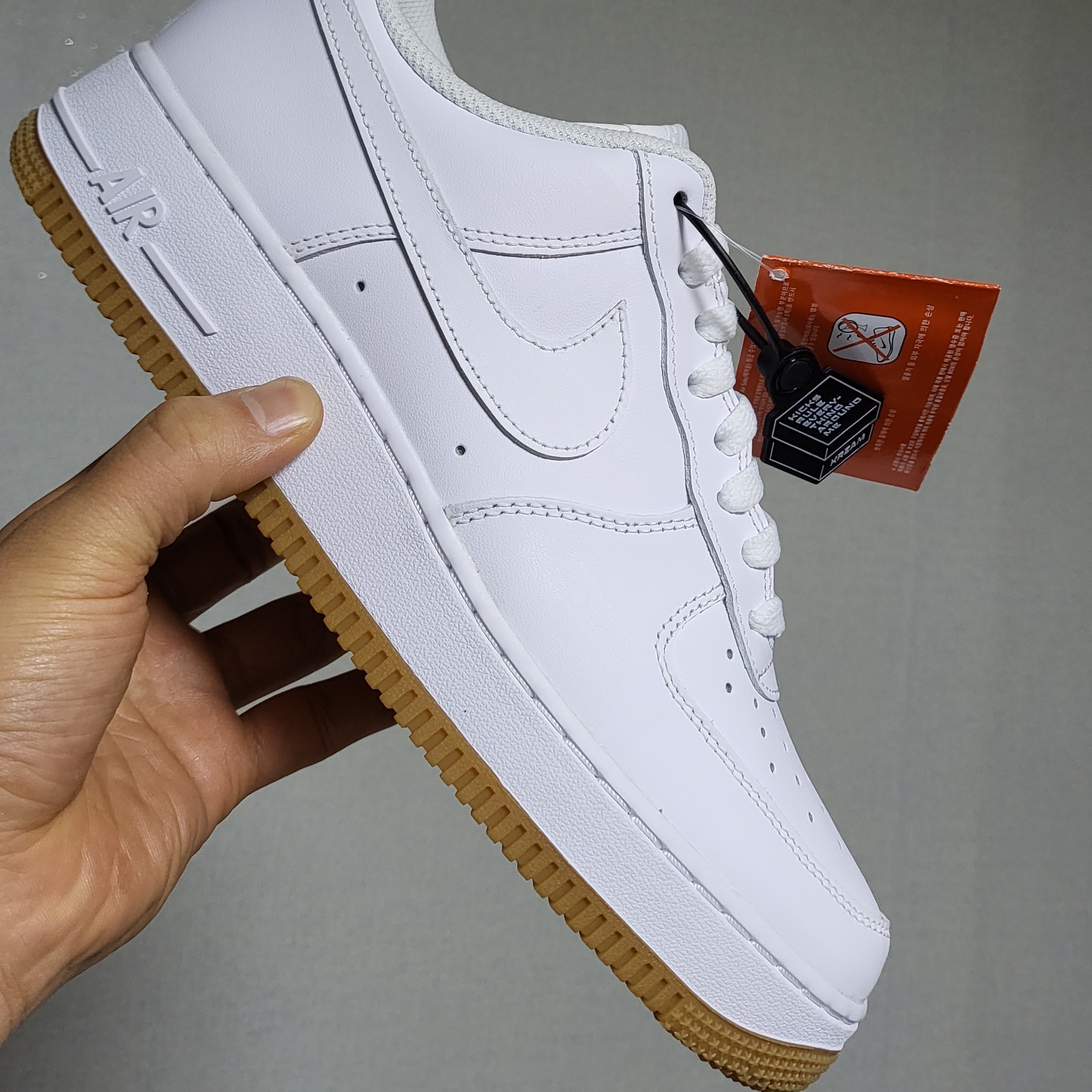 Nike Air Force 1 '07 White Gum Light Brown 착용 스타일