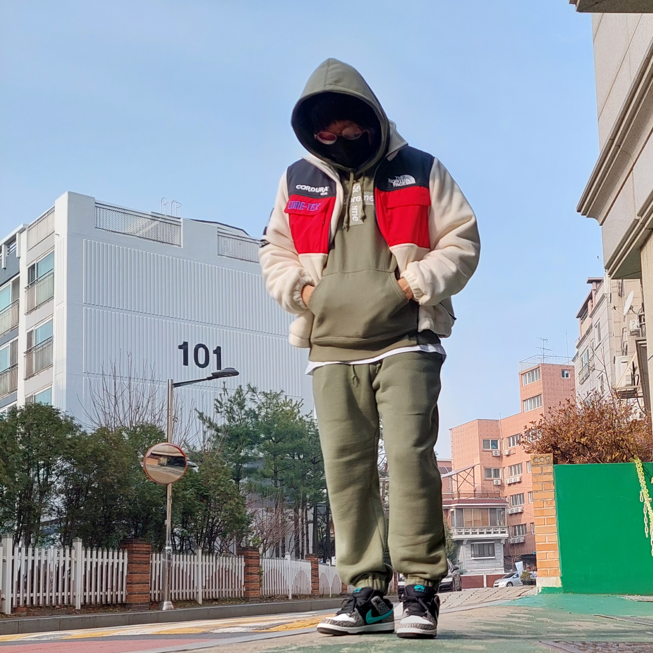 Supreme Cross Box Logo Hooded Sweatshirt Light Olive - 20FW, Supreme x The North Face Expedition Fleece Jacket White - 18FW 착용 스타일