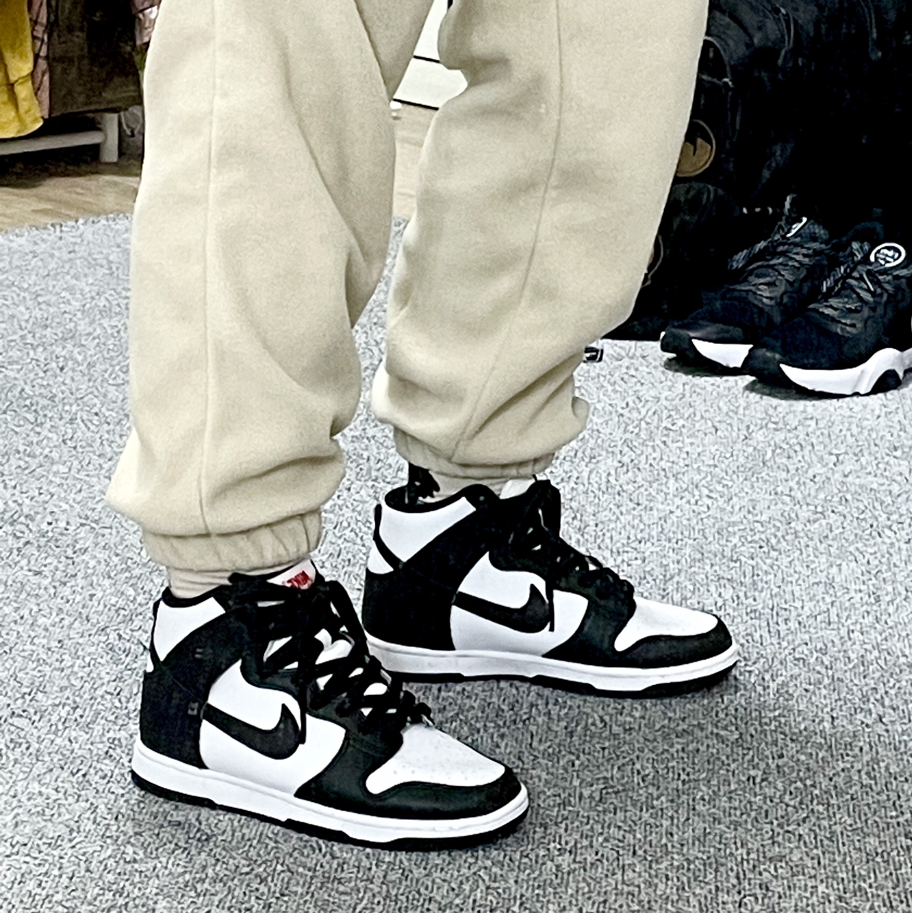 (W) Nike Dunk High Black and White 착용 스타일 - 2