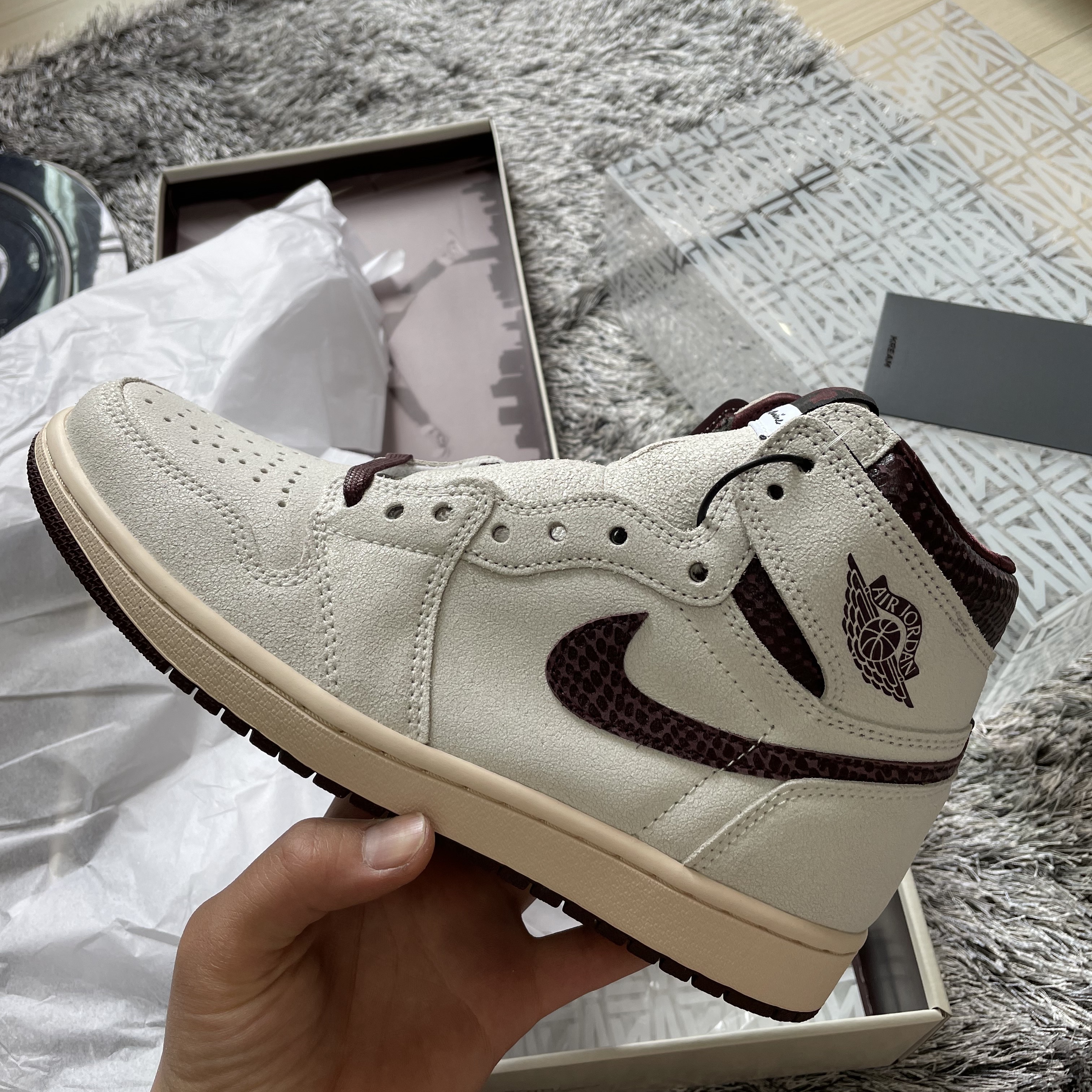 Jordan 1 x A Ma Maniere Retro High OG SP Sail and Burgundy 착용 스타일