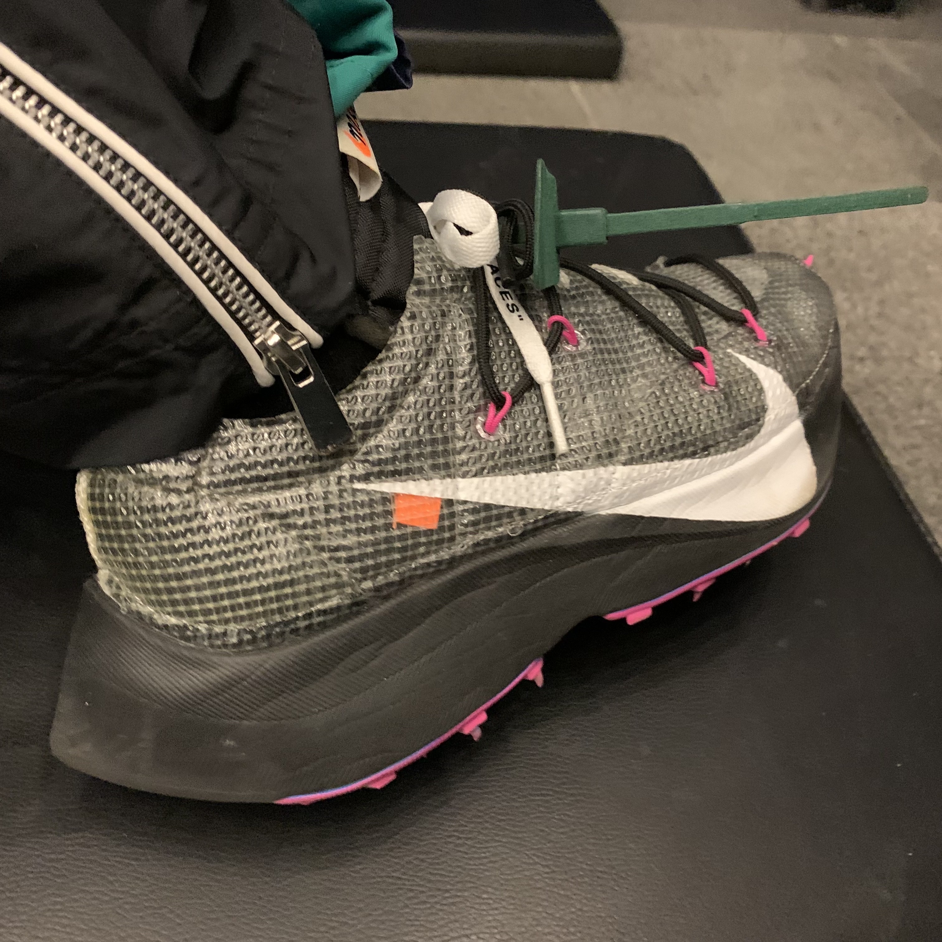 (W) Nike x Off-White Vapor Street Black Laser Fuchsia, Nike NRG DH Pants Regency Purple 착용 스타일 - 3