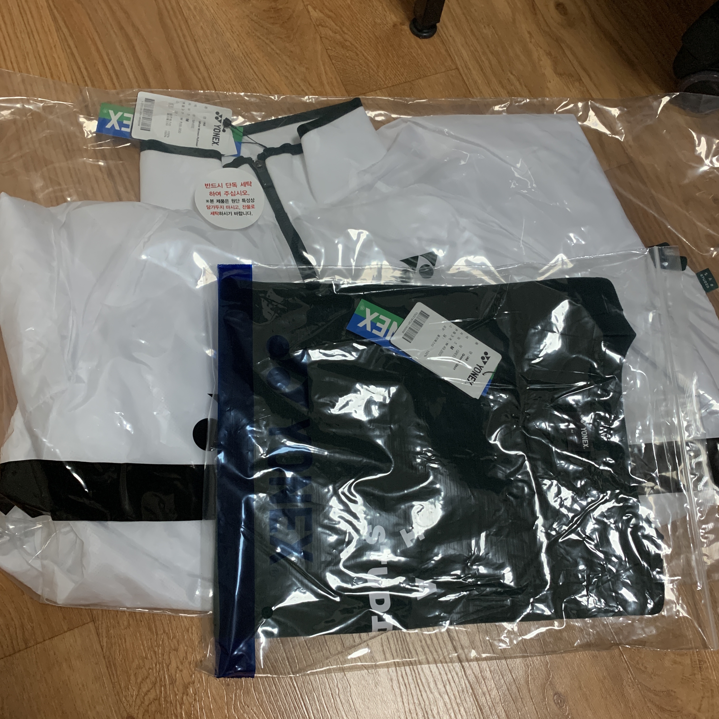 IAB Studio x Yonex Woven Pullover White, IAB Studio x Yonex T-Shirt Green 착용 스타일