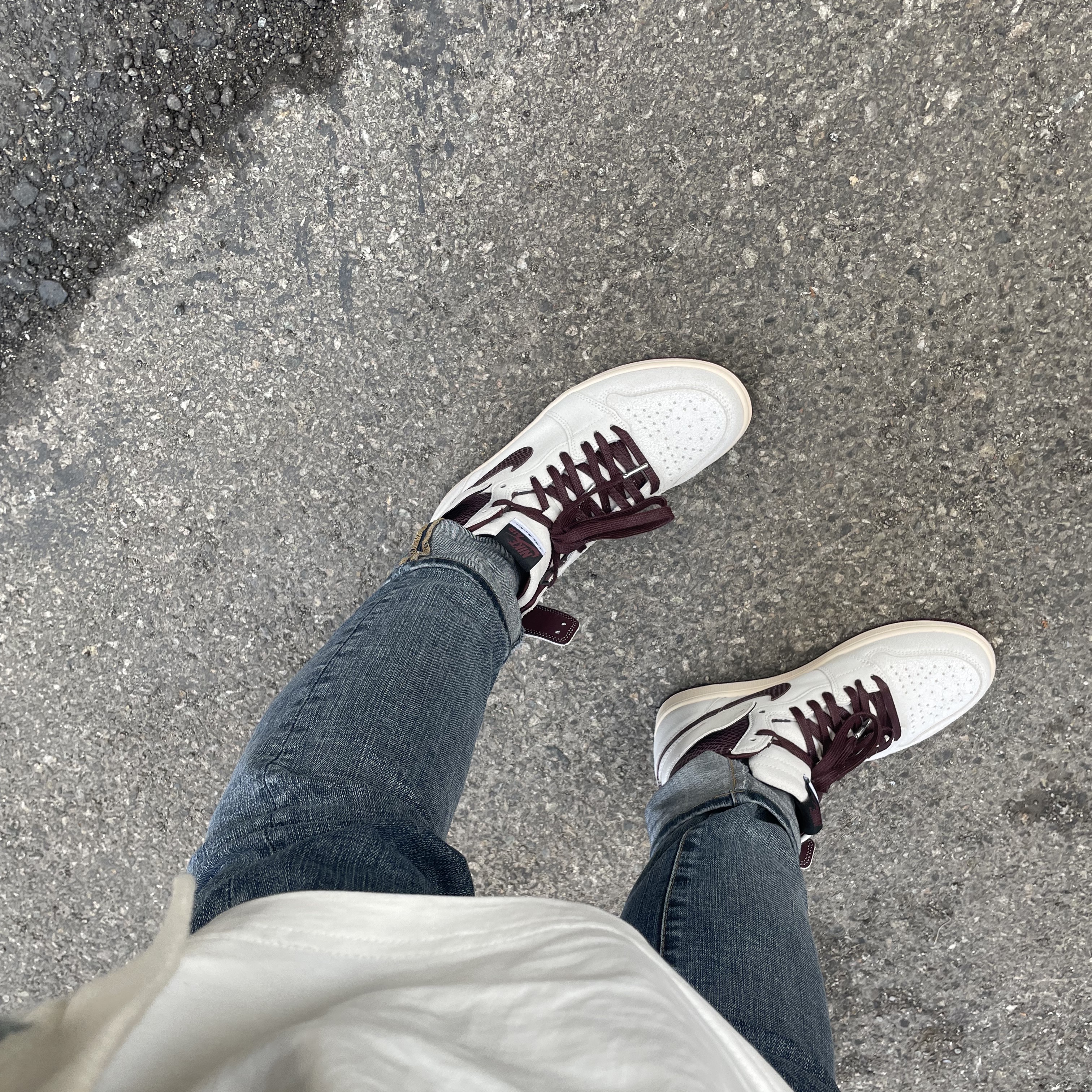 Jordan 1 x A Ma Maniere Retro High OG SP Sail and Burgundy 착용 스타일