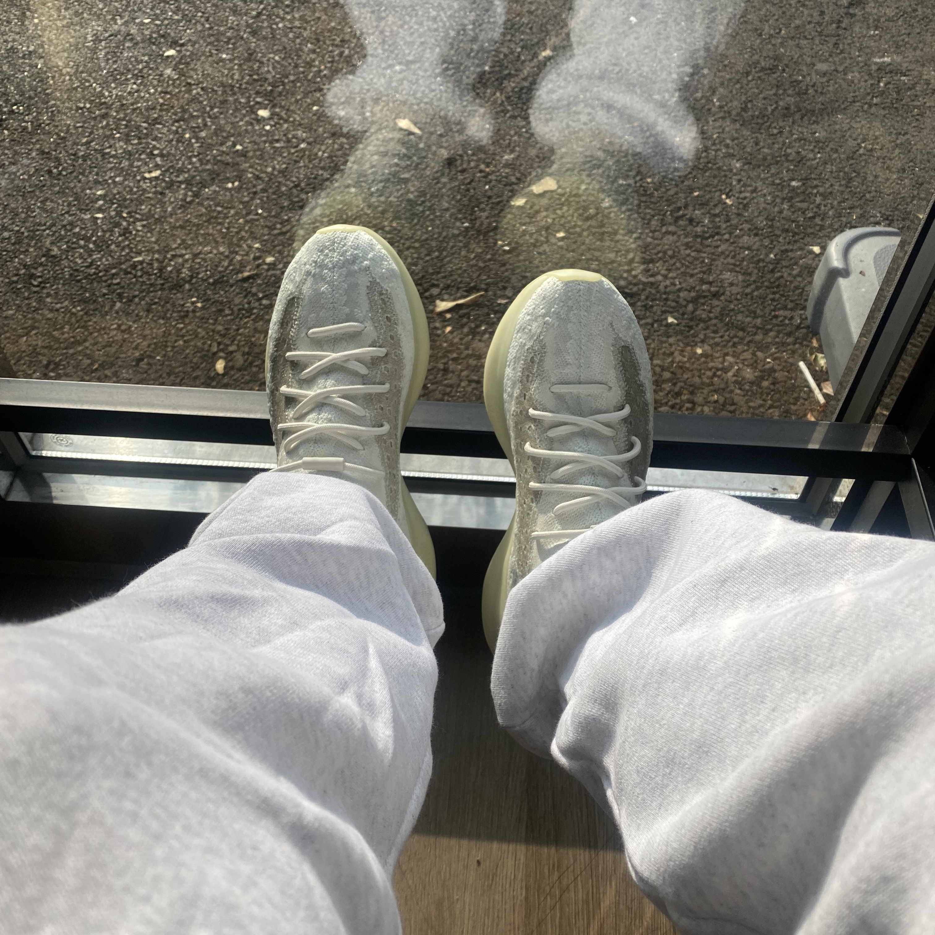 Adidas Yeezy Boost 380 Calcite Glow 착용 스타일 - 2