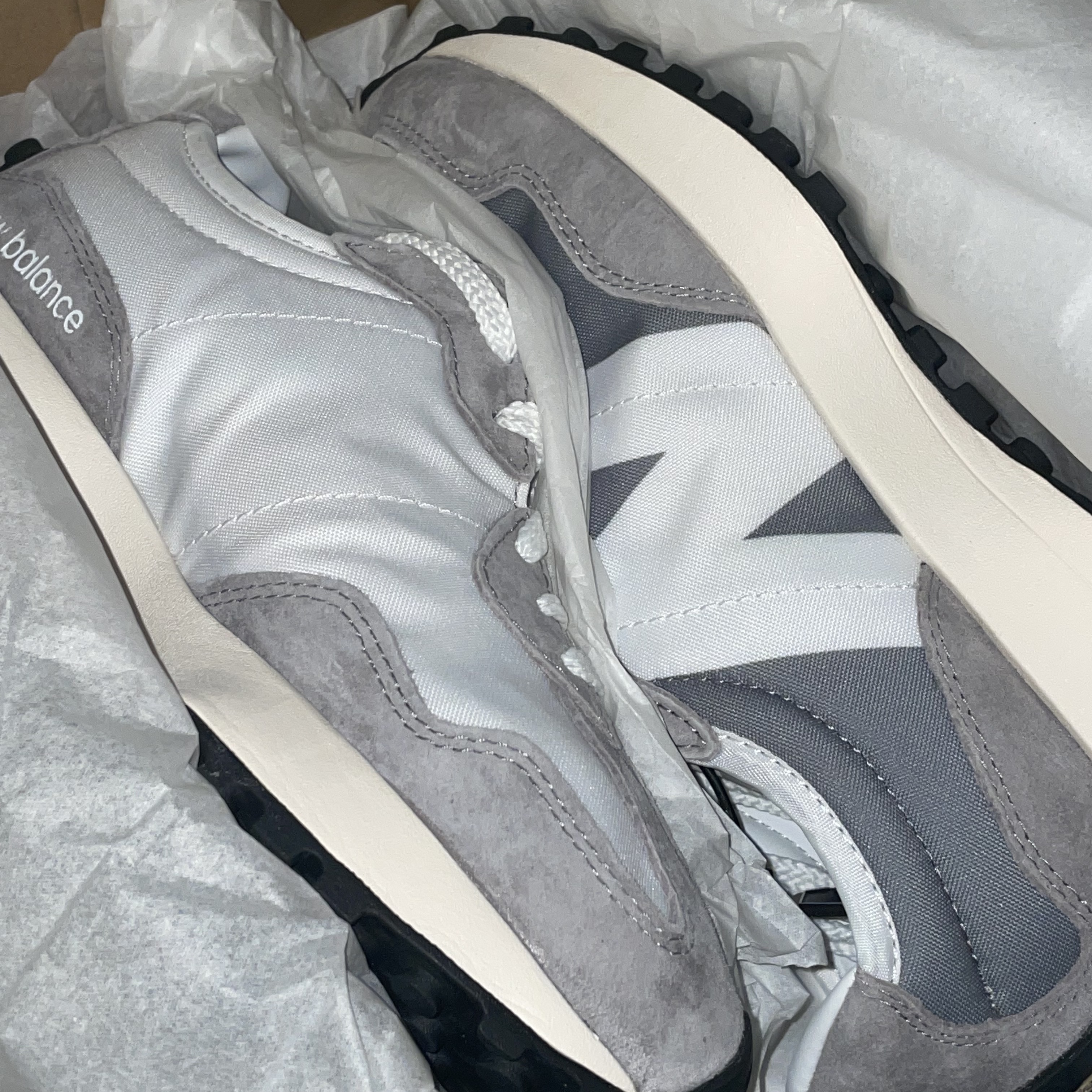 New Balance 327 Grey 착용 스타일