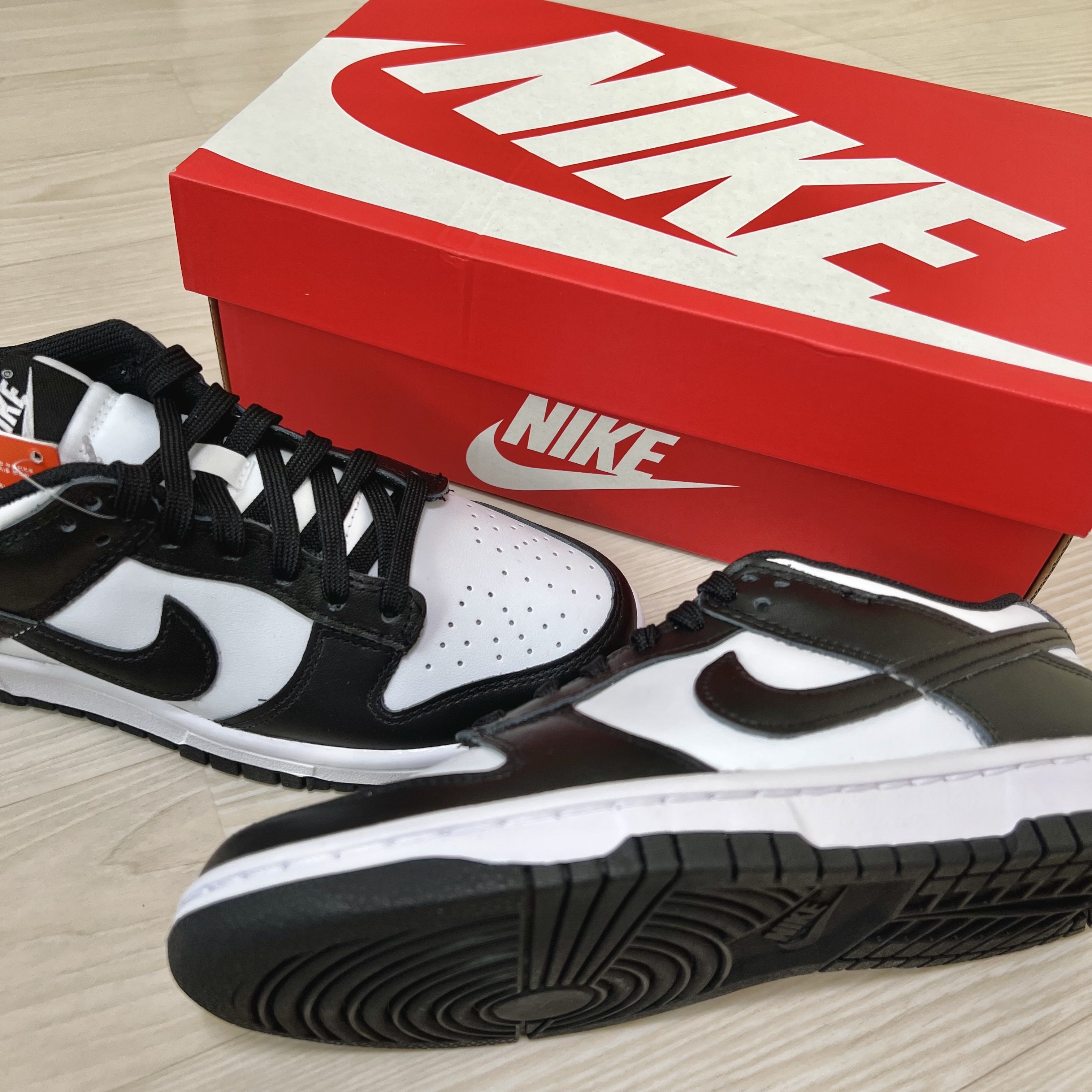 (W) Nike Dunk Low Black 착용 스타일 - 1