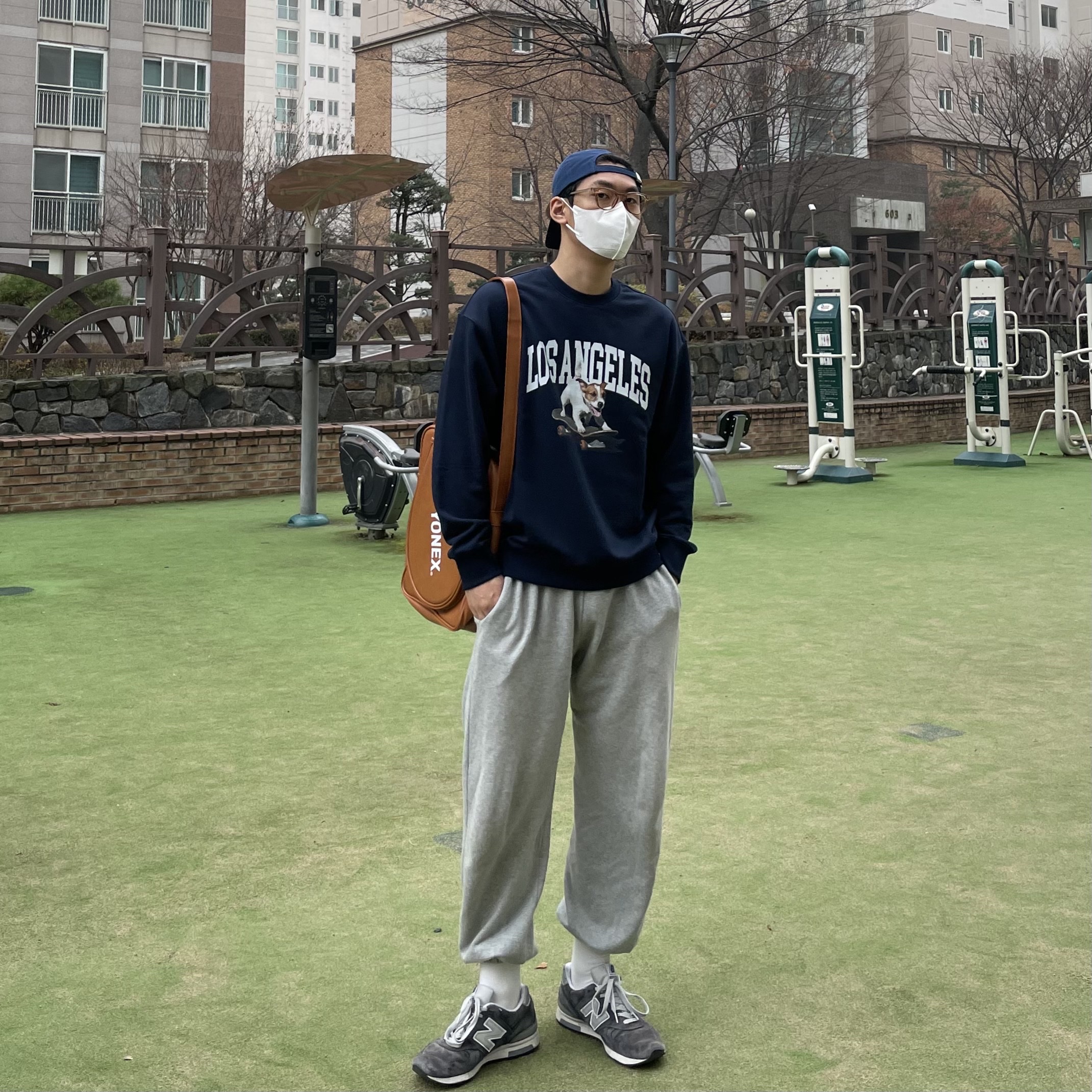IAB Studio x Yonex Racquet Bag Caramel, New Balance 1400 Made in USA Navy 착용 스타일 - 3