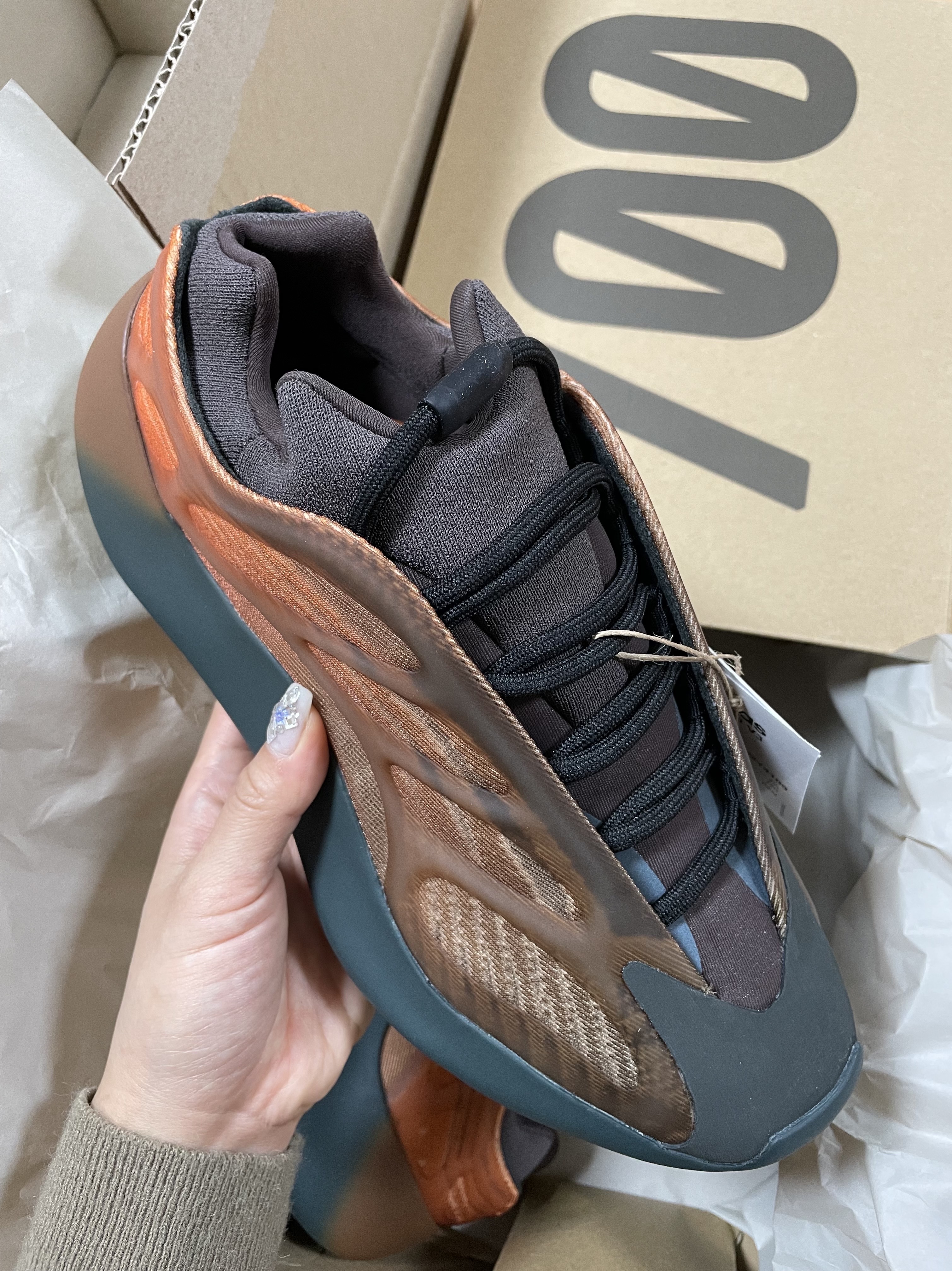 Adidas Yeezy 700 V3 Copper Fade 착용 스타일 - 1