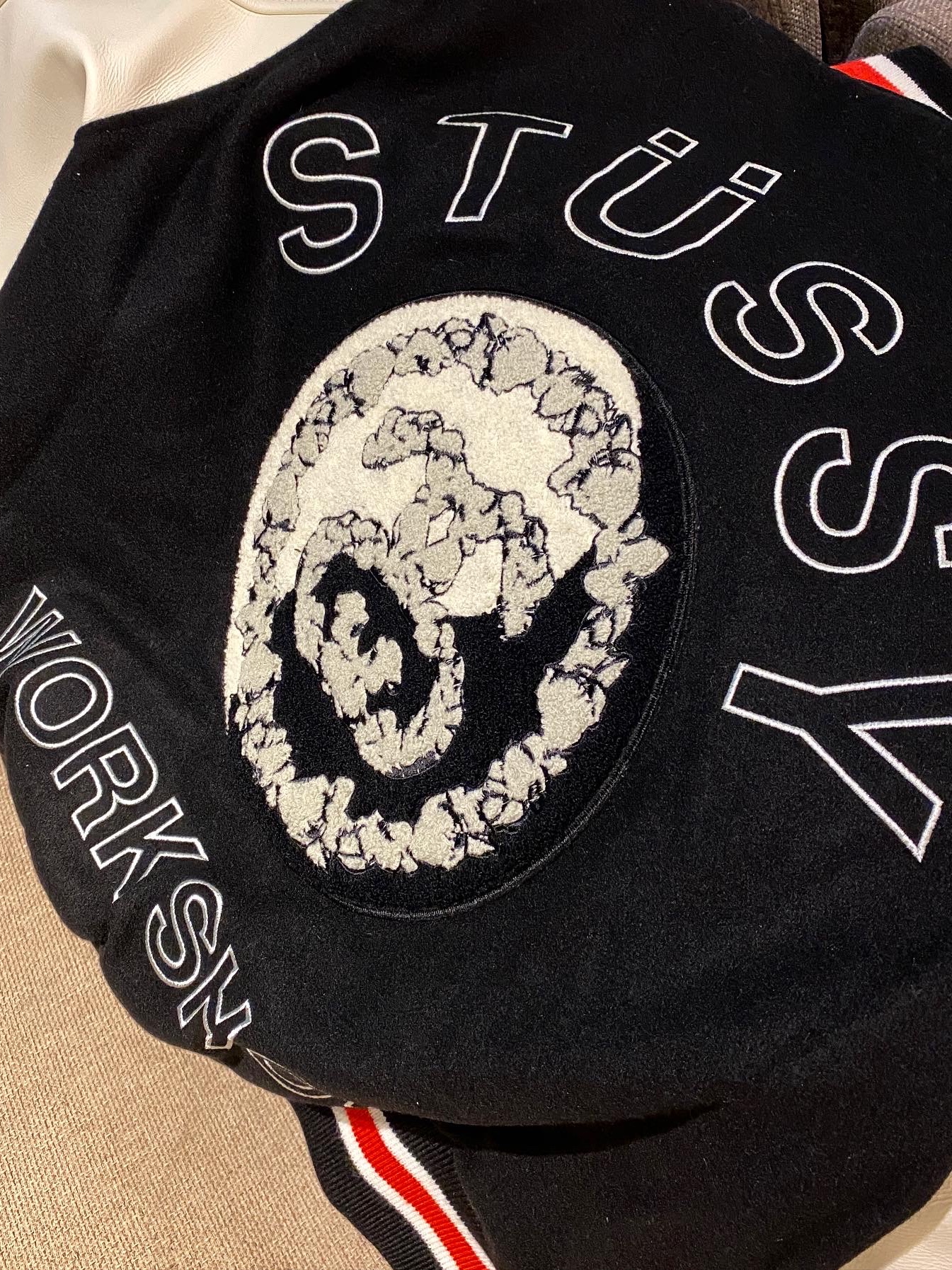 Stussy x Our Legacy x Denim Tears TTL Varsity Jacket Black, Jordan 1 x Travis Scott x Fragment Retro Low OG SP Military Blue 착용 스타일 - 3