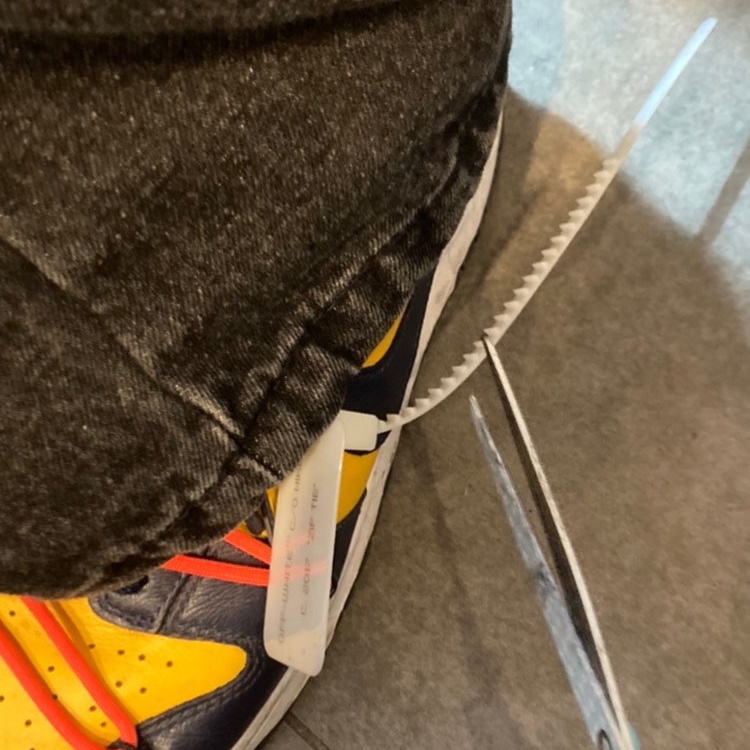 Nike x Off-White Dunk Low University Gold Midnight Navy 착용 스타일