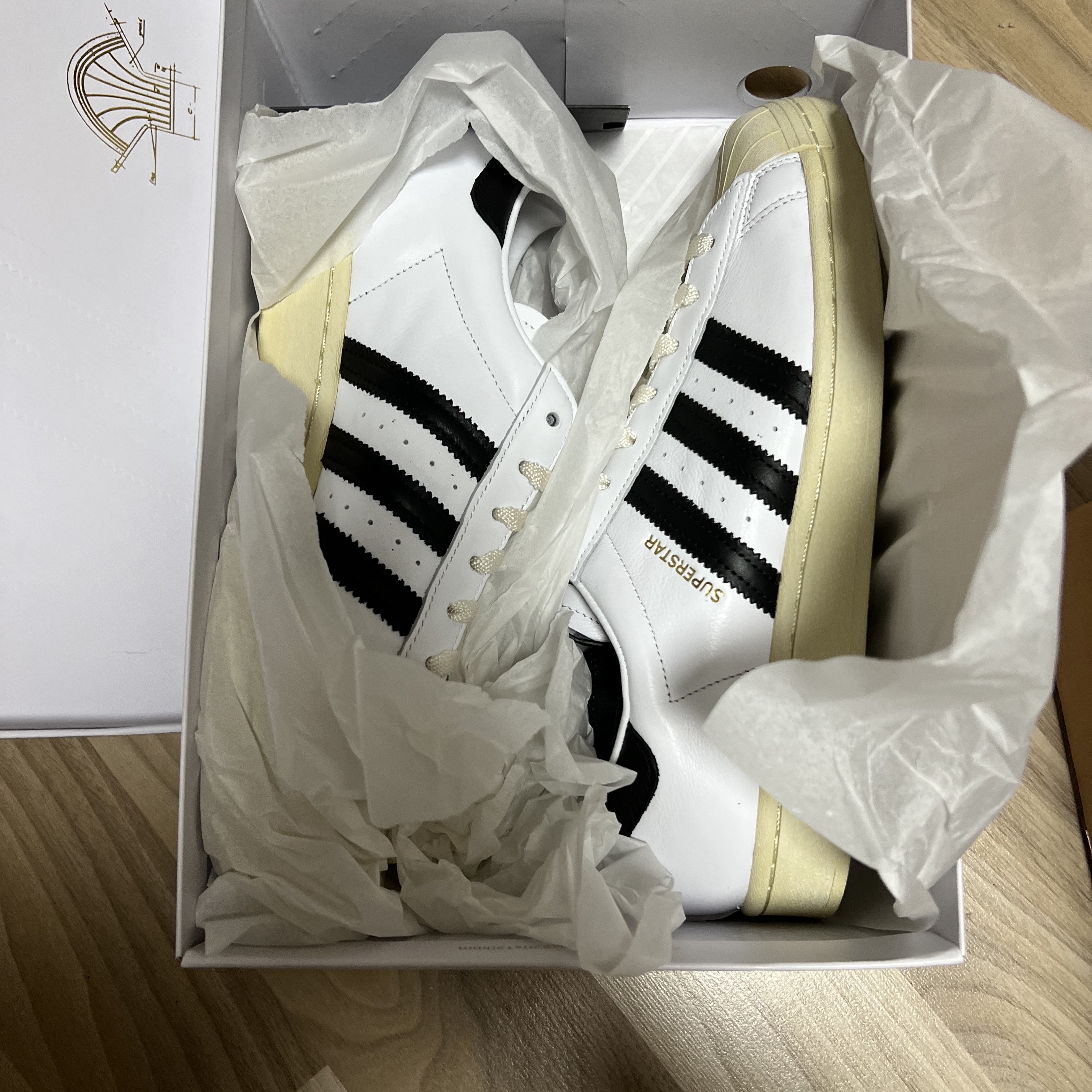 Adidas Superstar Premium White Black 착용 스타일
