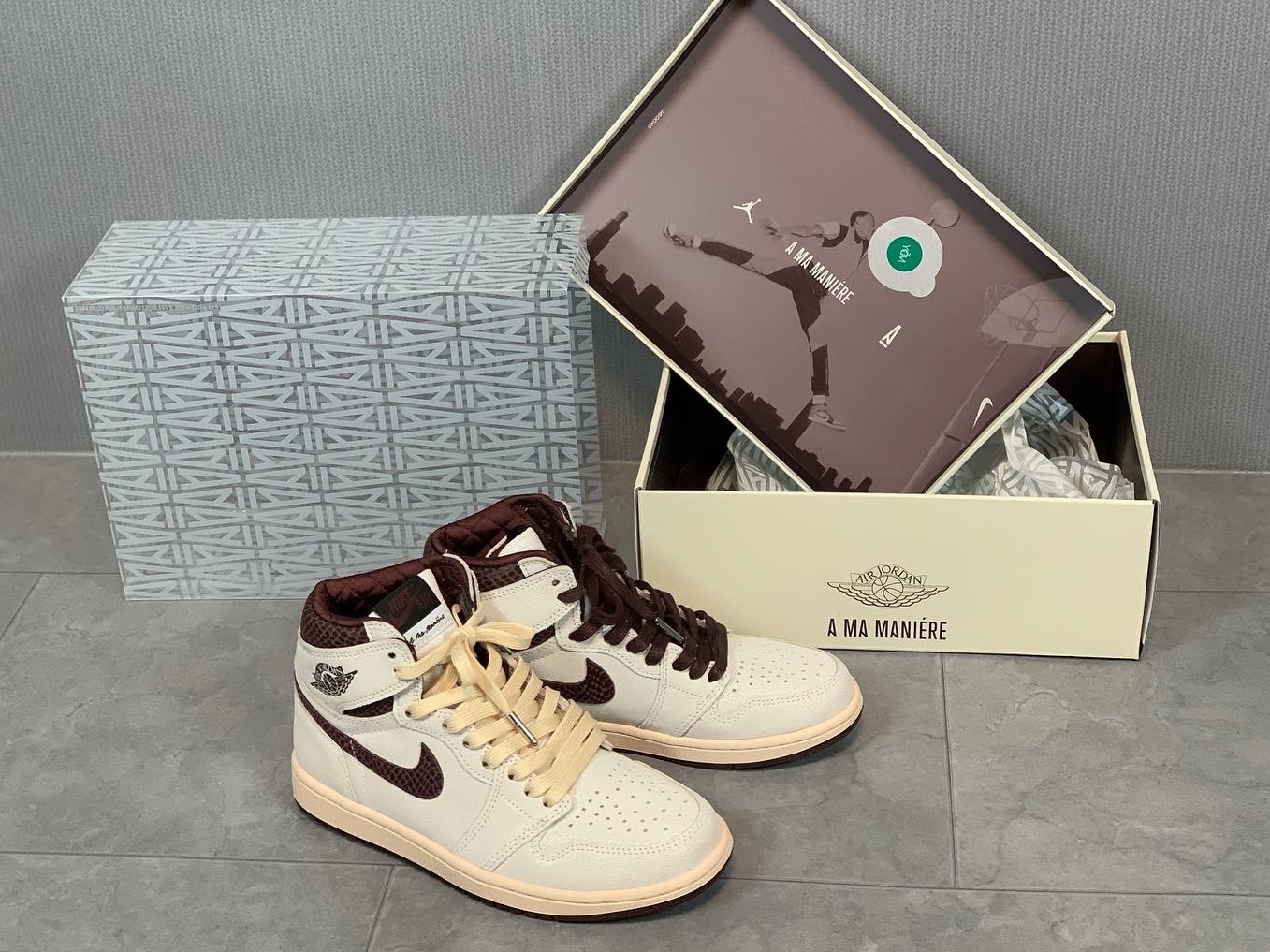Jordan 1 x A Ma Maniere Retro High OG SP Sail and Burgundy 착용 스타일 - 1