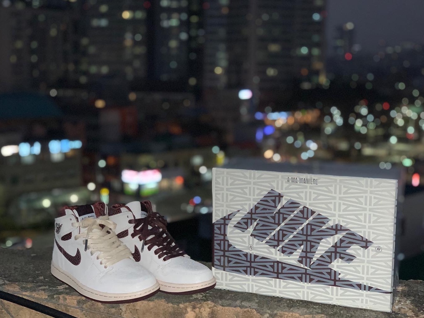 Jordan 1 x A Ma Maniere Retro High OG SP Sail and Burgundy 착용 스타일 - 2