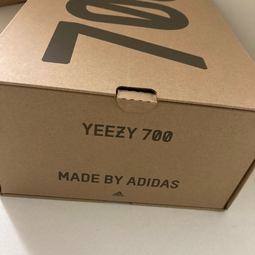 Adidas Yeezy 700 V3 Copper Fade 착용 스타일 - 5