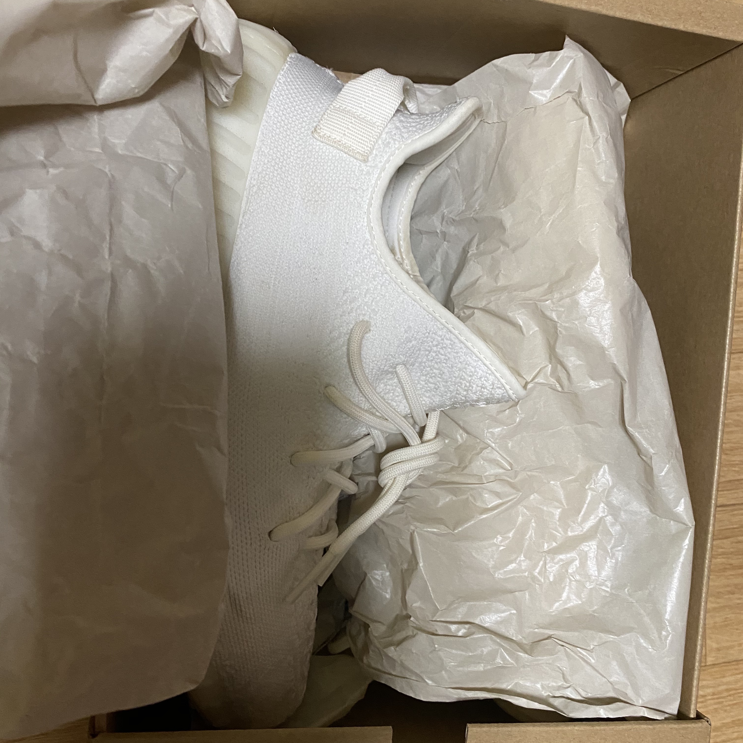 Adidas Yeezy Boost 350 V2 Cream/Triple White 착용 스타일