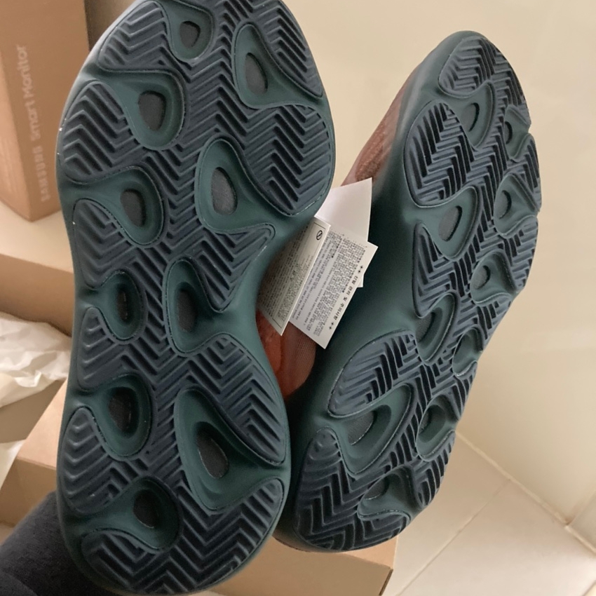 Adidas Yeezy 700 V3 Copper Fade 착용 스타일 - 3