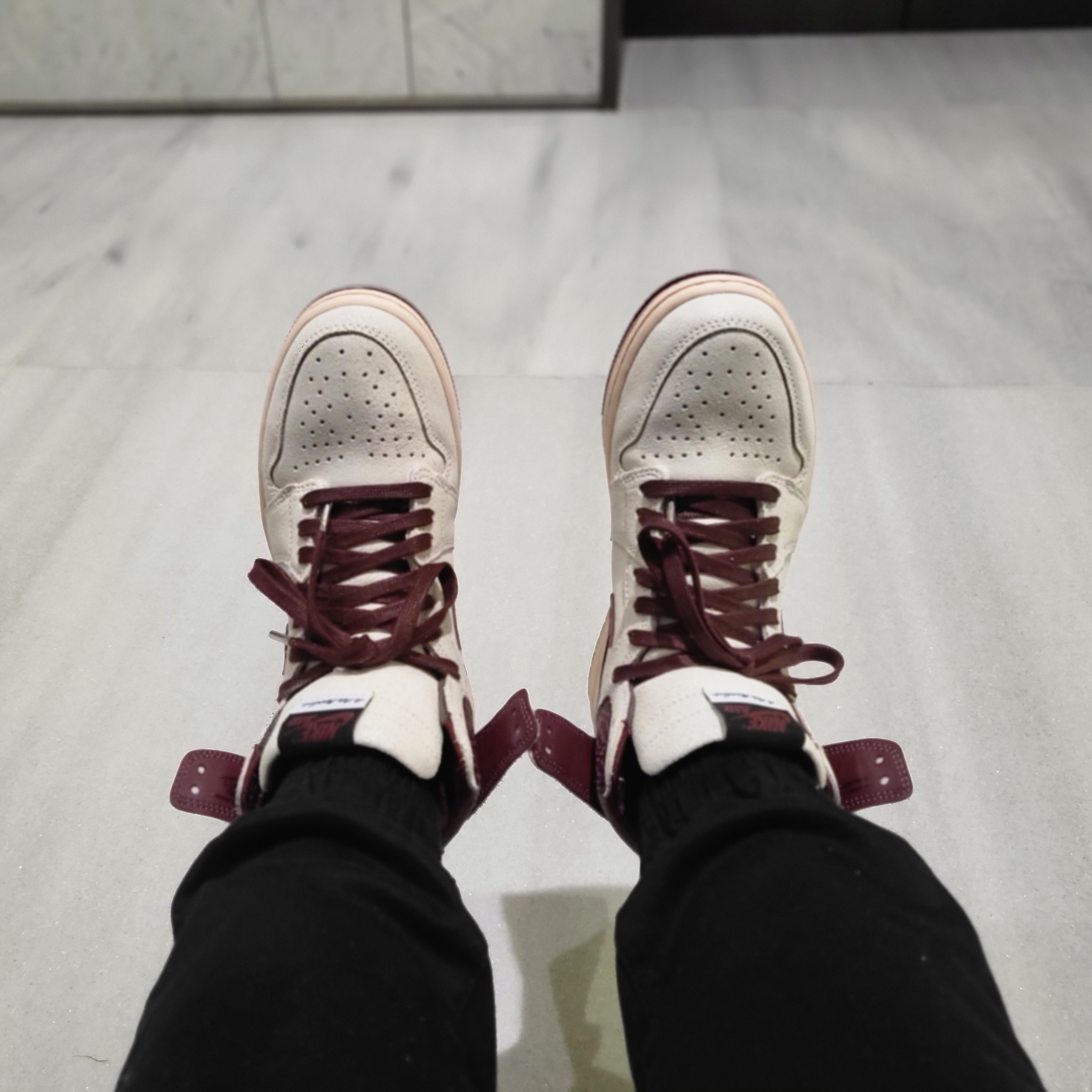 Jordan 1 x A Ma Maniere Retro High OG SP Sail and Burgundy 착용 스타일