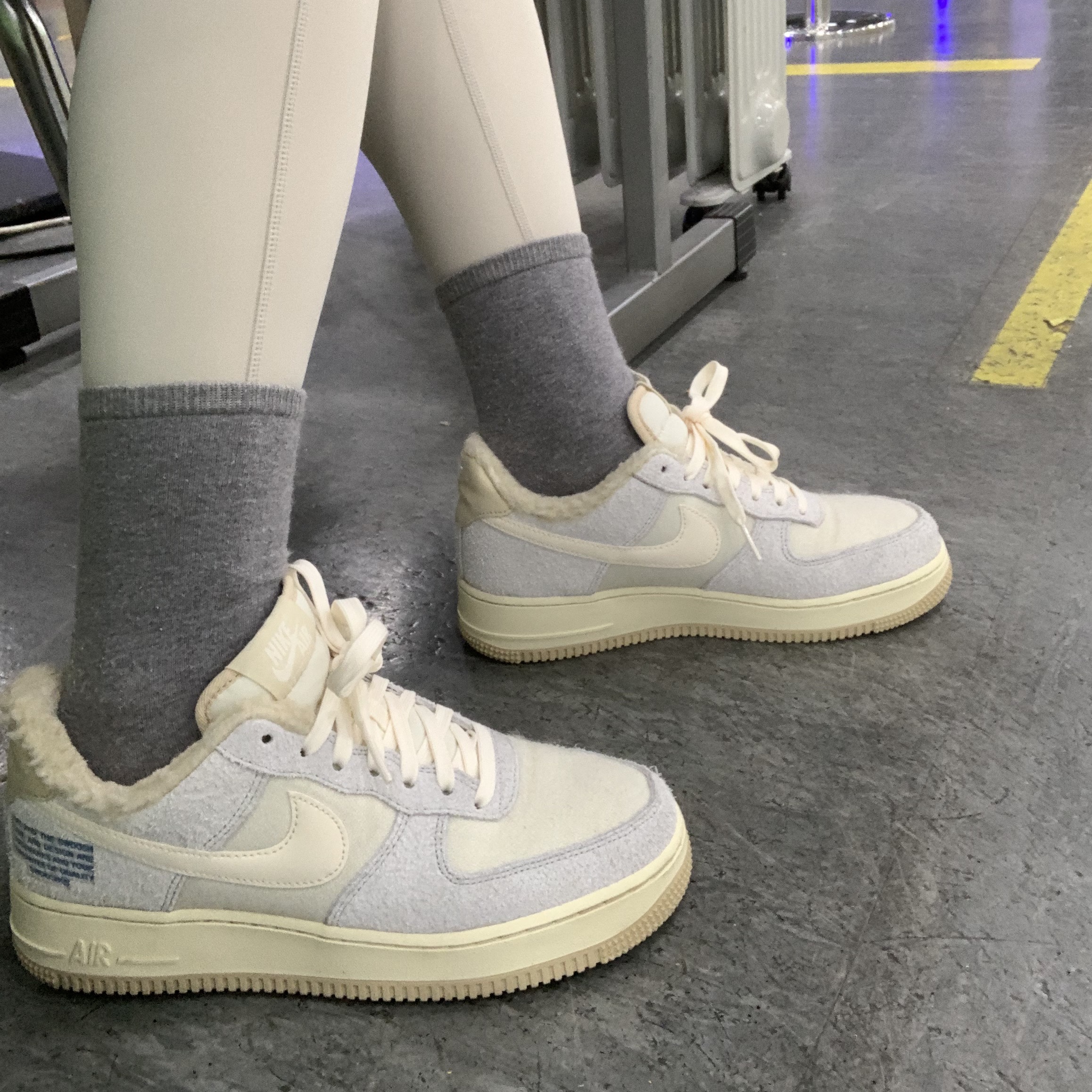 (W) Nike Air Force 1 '07 LV8 Photon Dust Cashmere 착용 스타일
