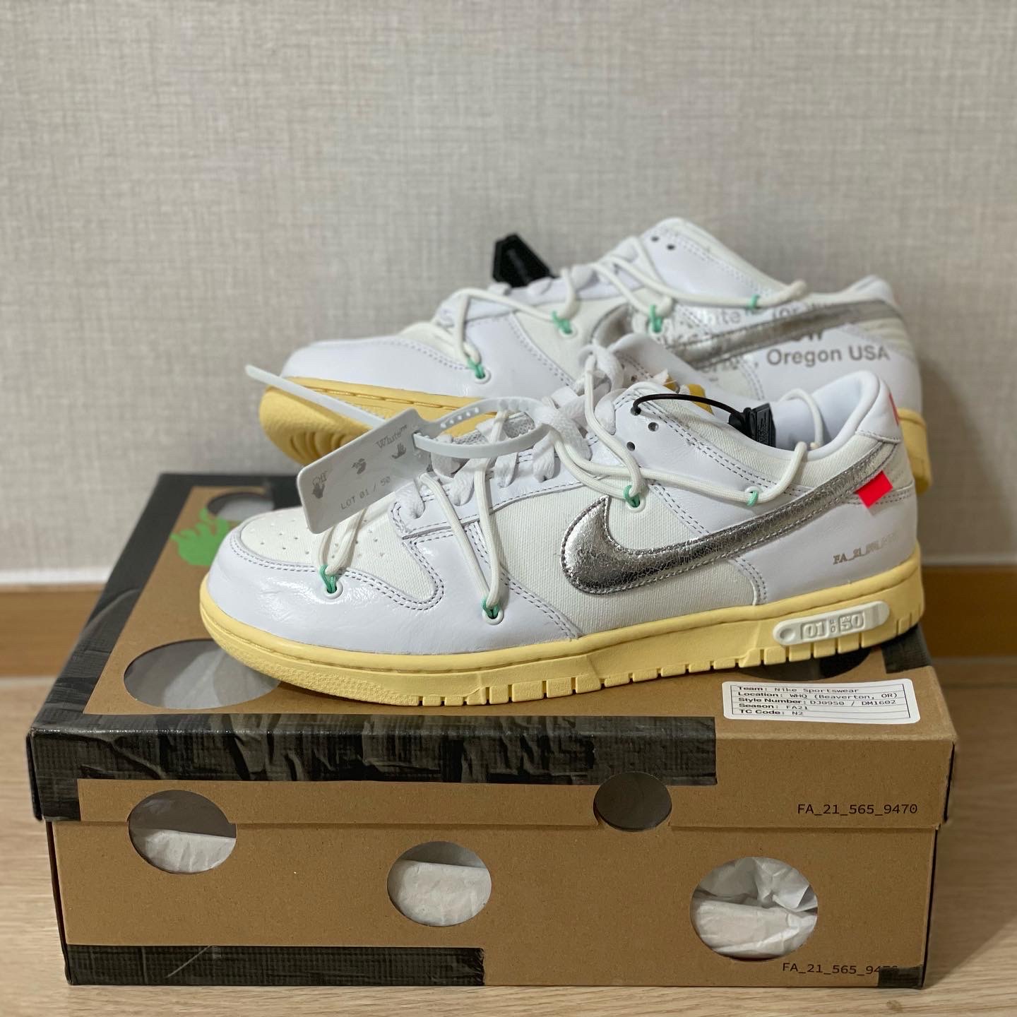Nike x Off-White Dunk Low The 50 - Lot 1, Casetify x Ader Error Plastic Impact iPhone Case 착용 스타일 - 3