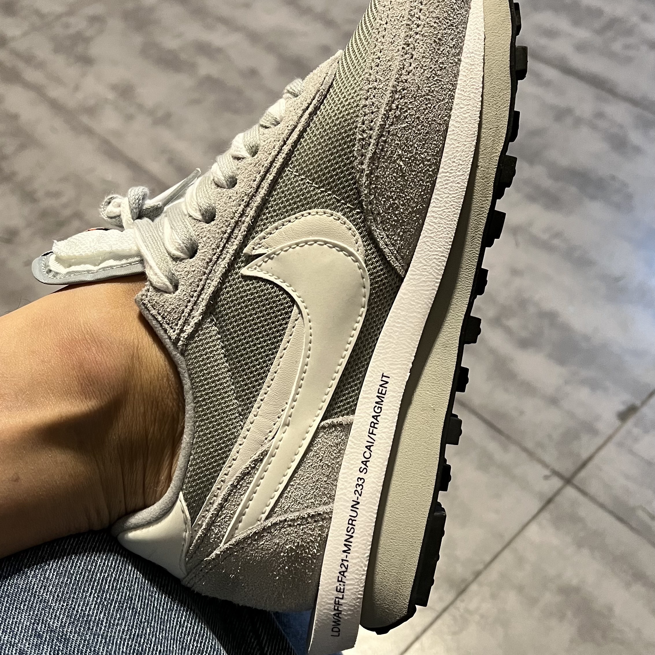Nike x Sacai x Fragment LDWaffle Light Smoke Grey 착용 스타일 - 2