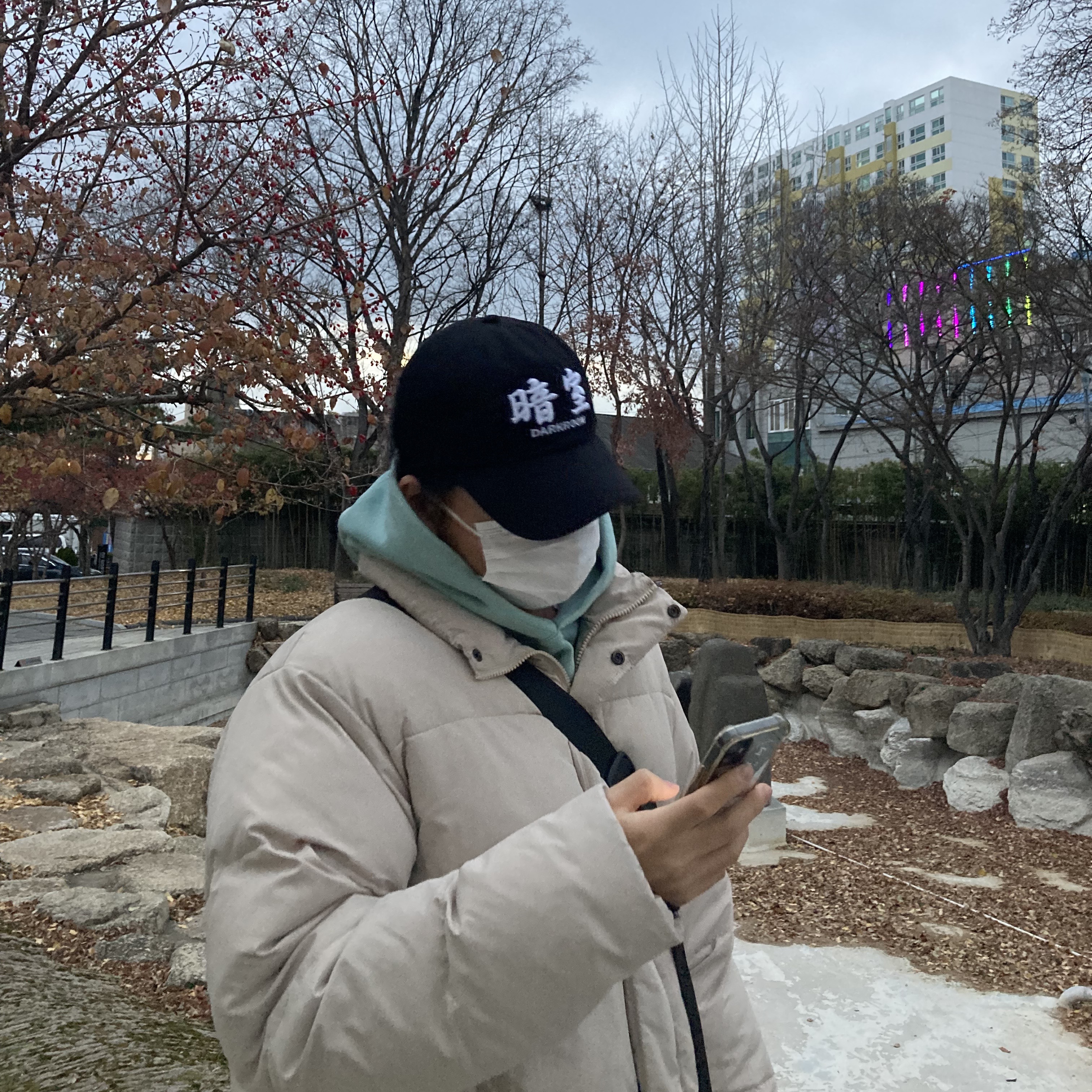 Darkr8m Studio White Logo Cap 착용 스타일