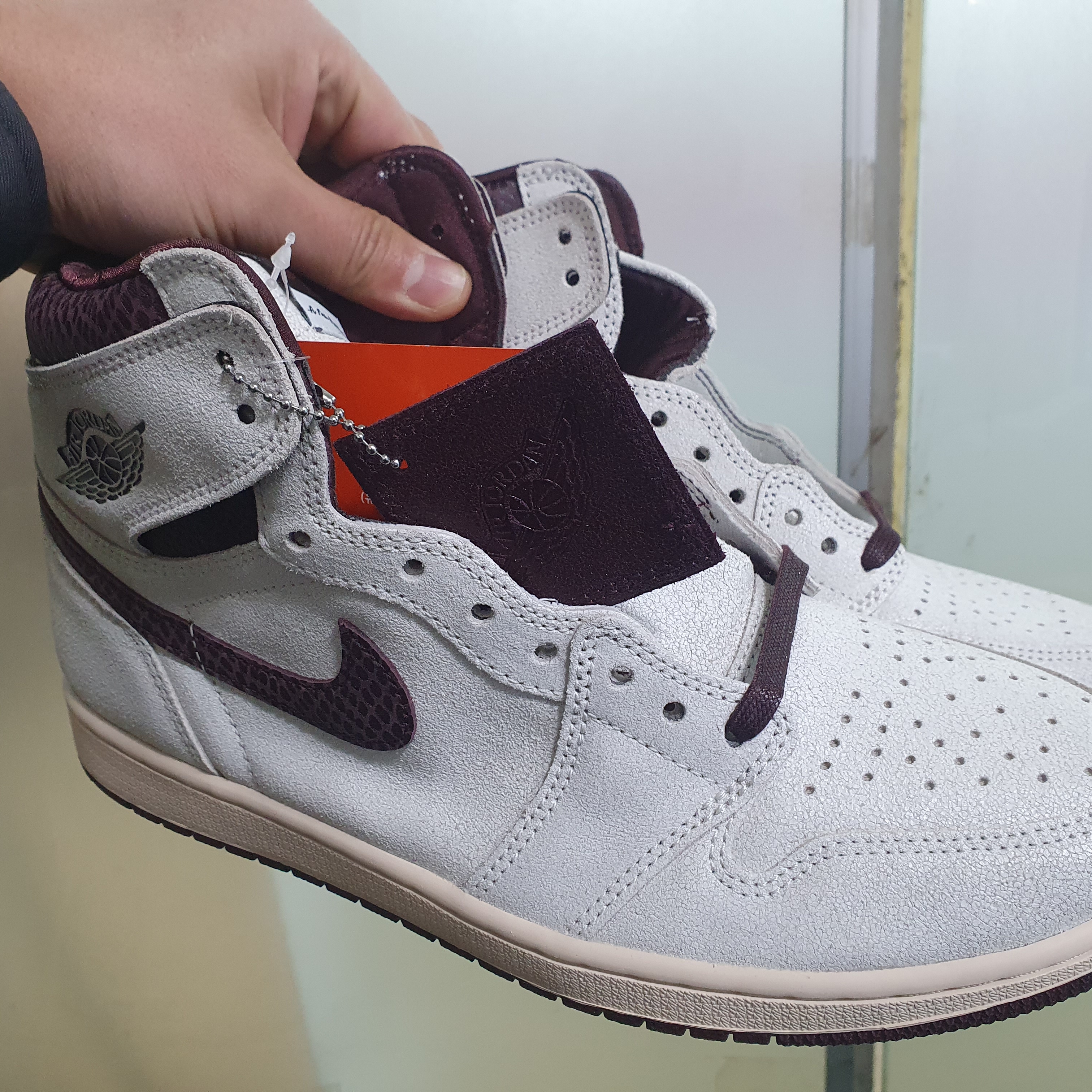 Jordan 1 x A Ma Maniere Retro High OG SP Sail and Burgundy 착용 스타일 - 2