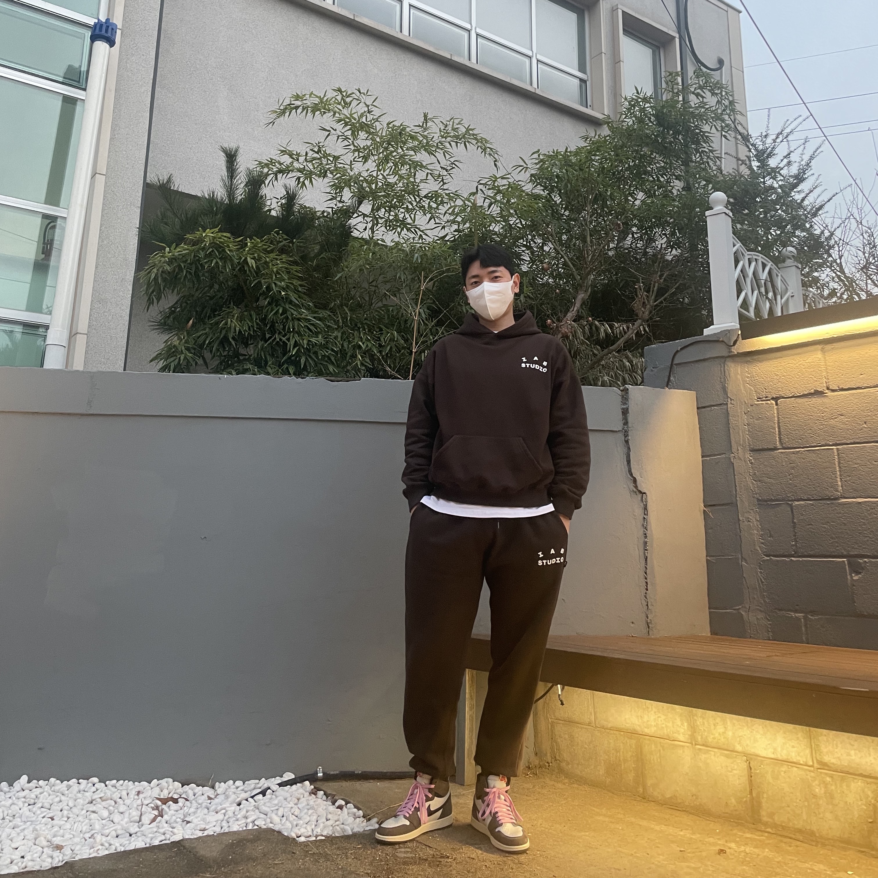 IAB Studio Hoodie Brown, IAB Studio Sweatpants Brown 착용 스타일