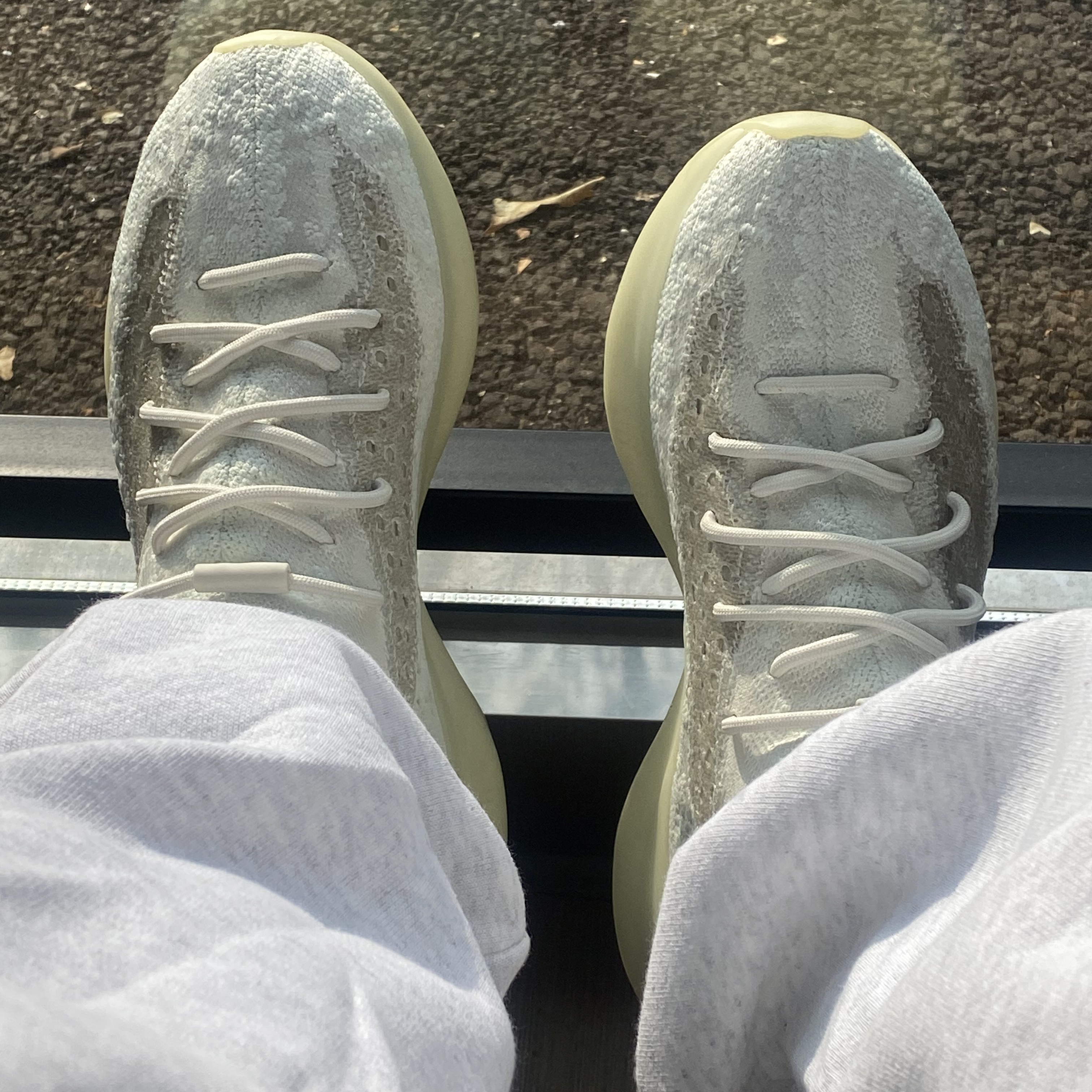 Adidas Yeezy Boost 380 Calcite Glow 착용 스타일 - 1