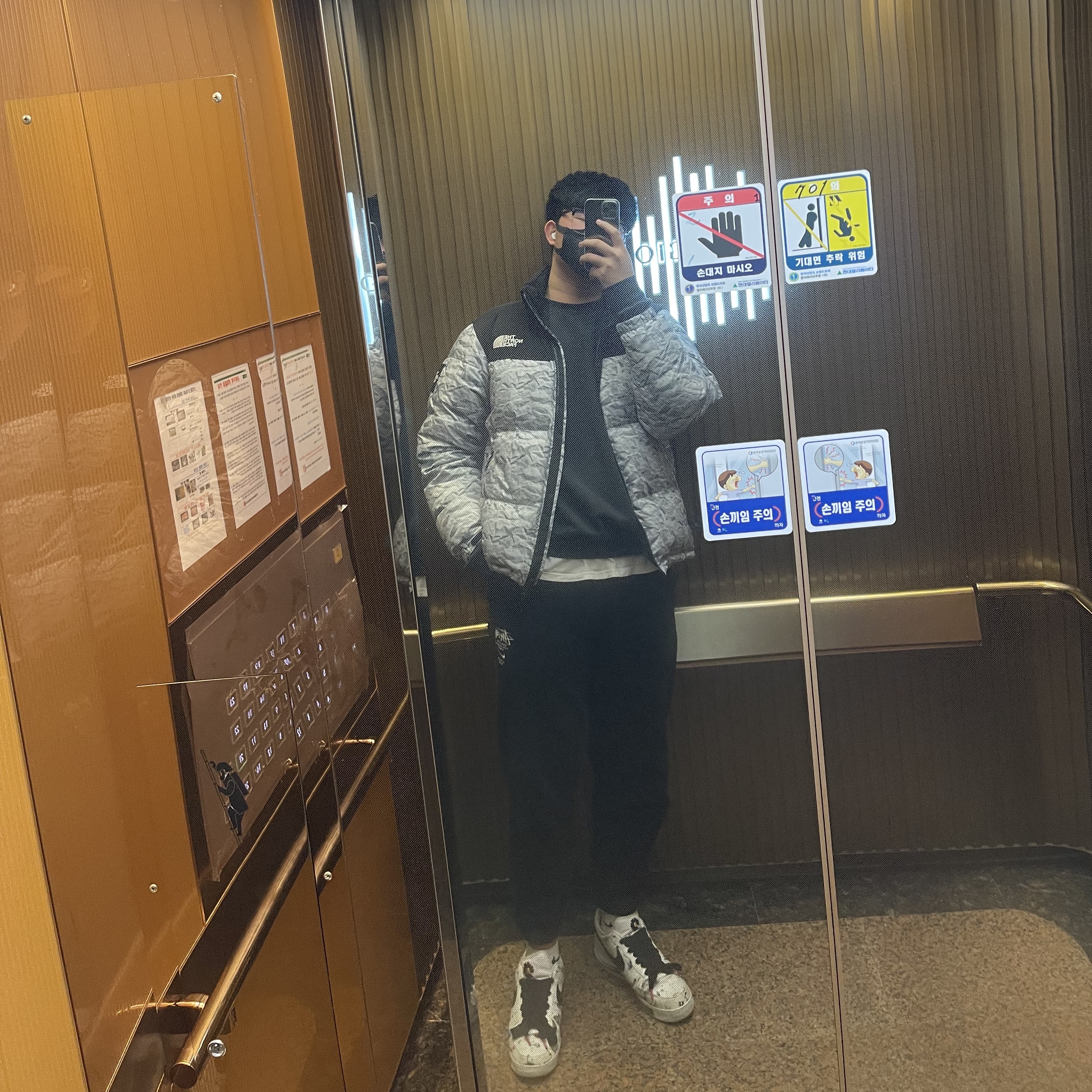 The North Face White Label Novelty Nuptse Down Jacket White, Nike x Peaceminusone Air Force 1 Low Para-Noise 2.0 착용 스타일