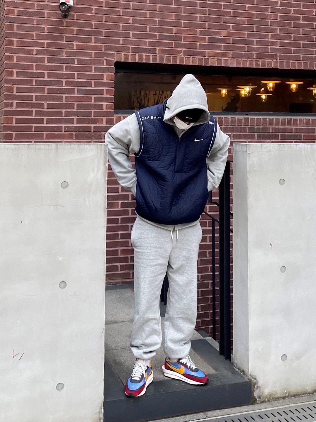 Nike x Sacai LDWaffle Blue Multi, Nike x Cav Empt Vest Navy 착용 스타일